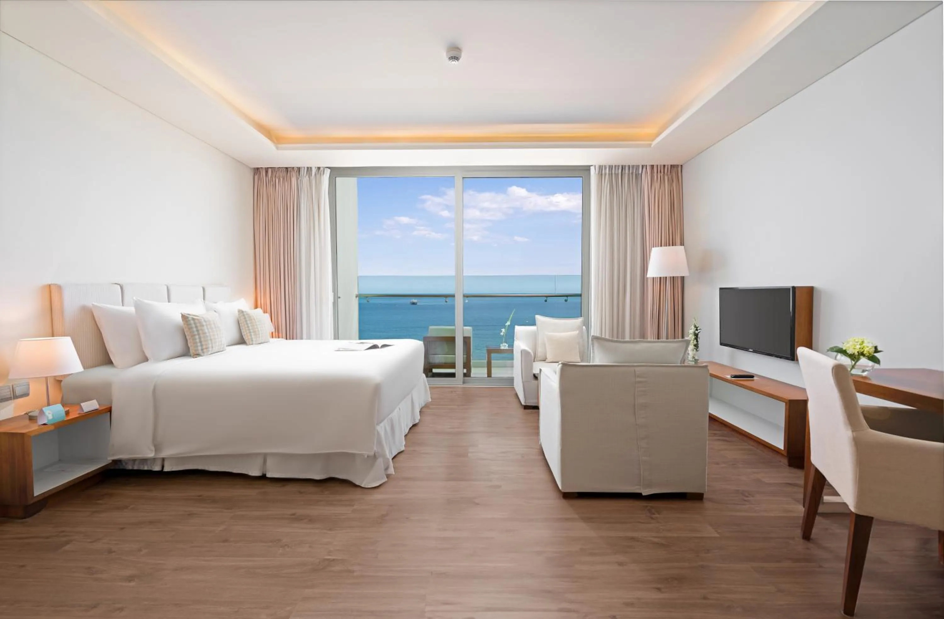 Communal lounge/ TV room, Bed in A La Carte Da Nang Beach
