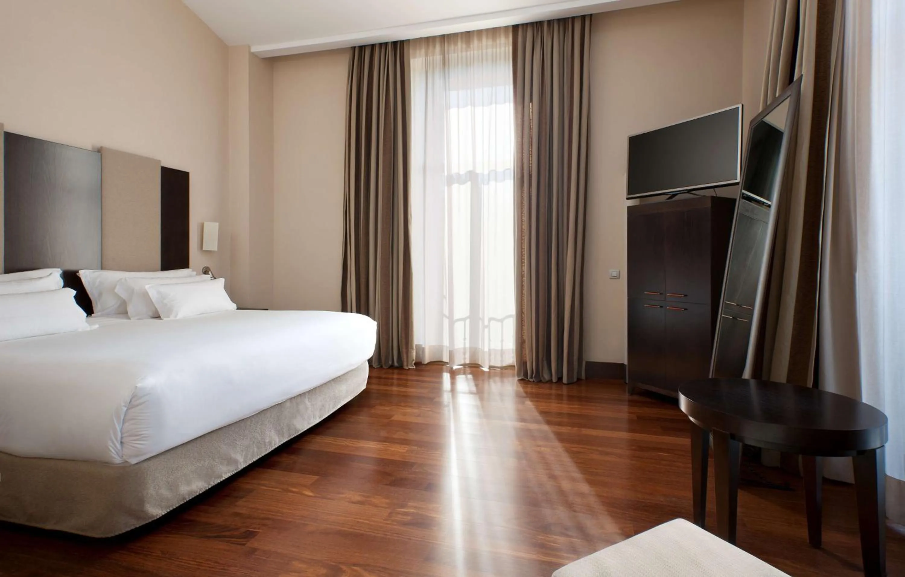 Photo of the whole room, Bed in NH Collection Palacio de Aranjuez