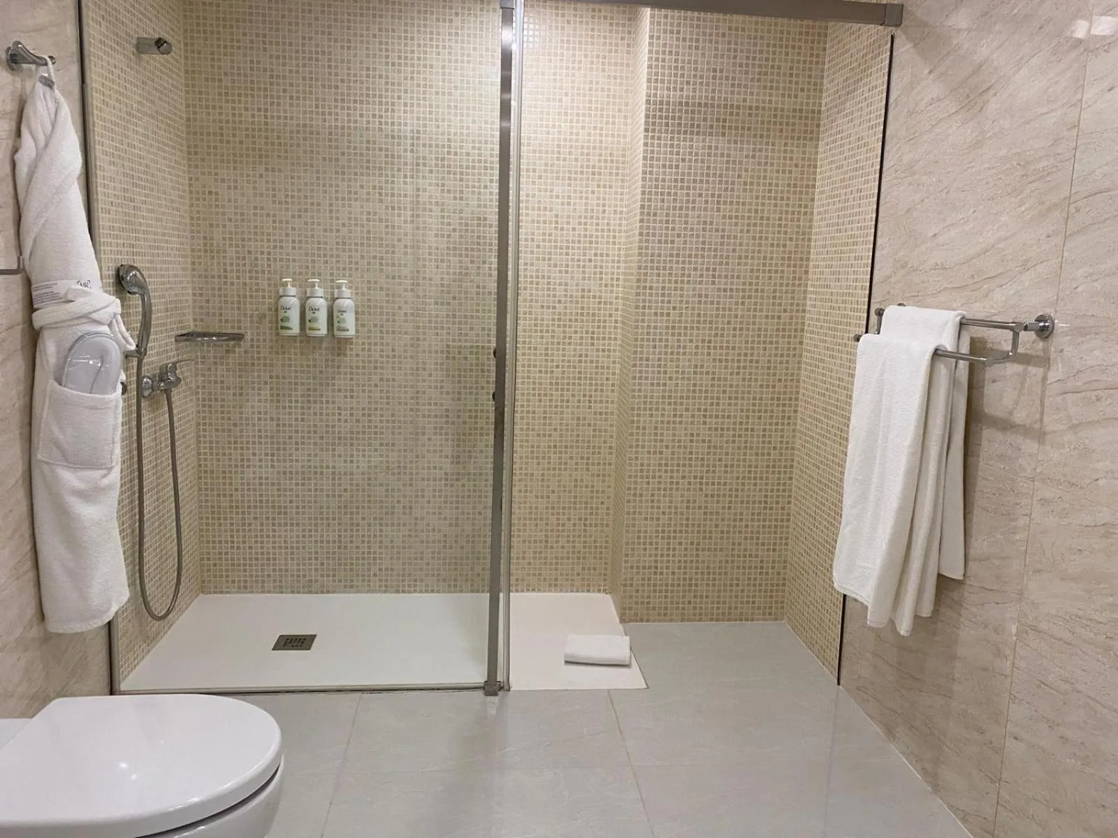 Shower in Hotel Monte Rozas