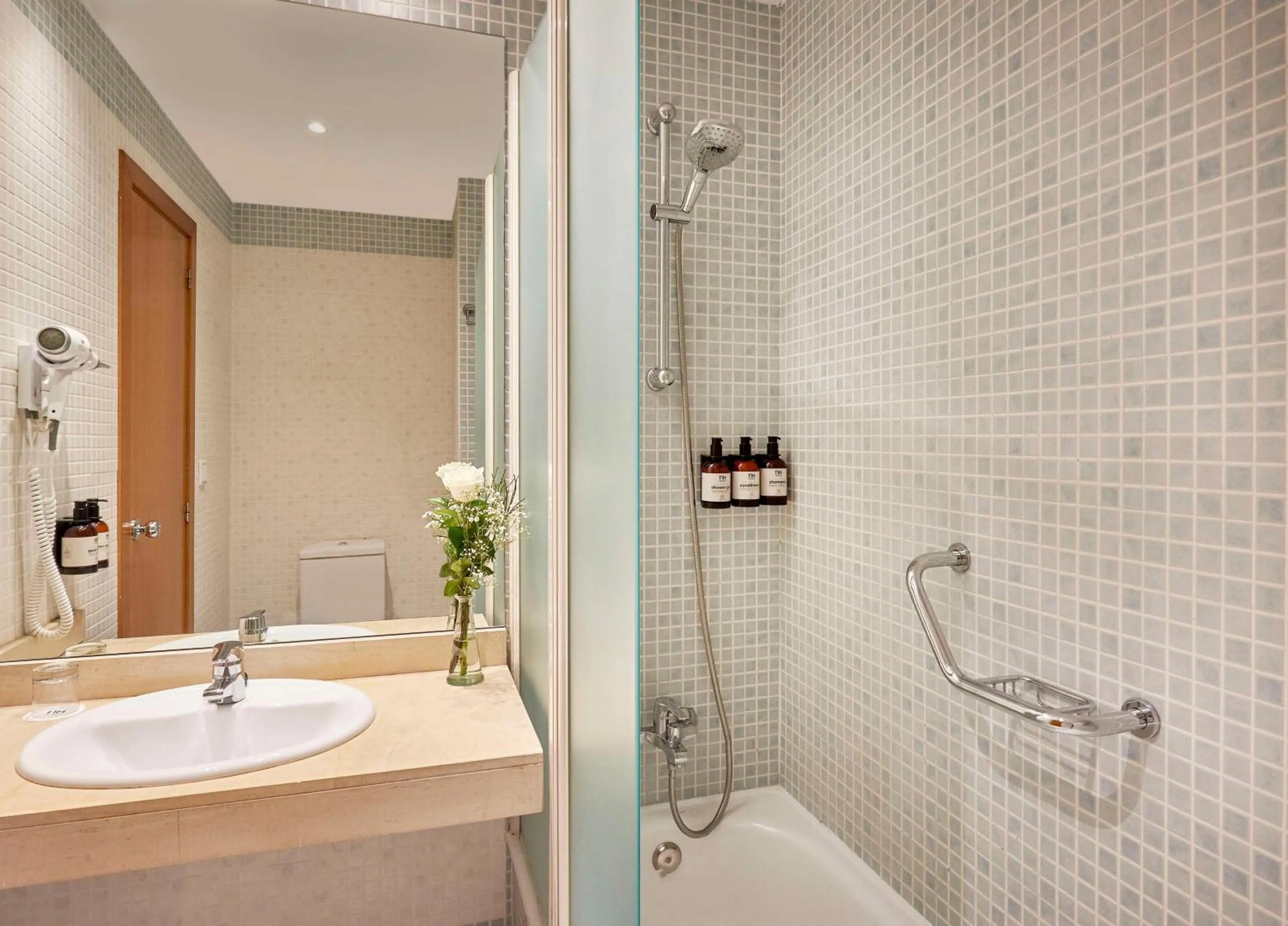 Bathroom in NH Valencia Las Ciencias