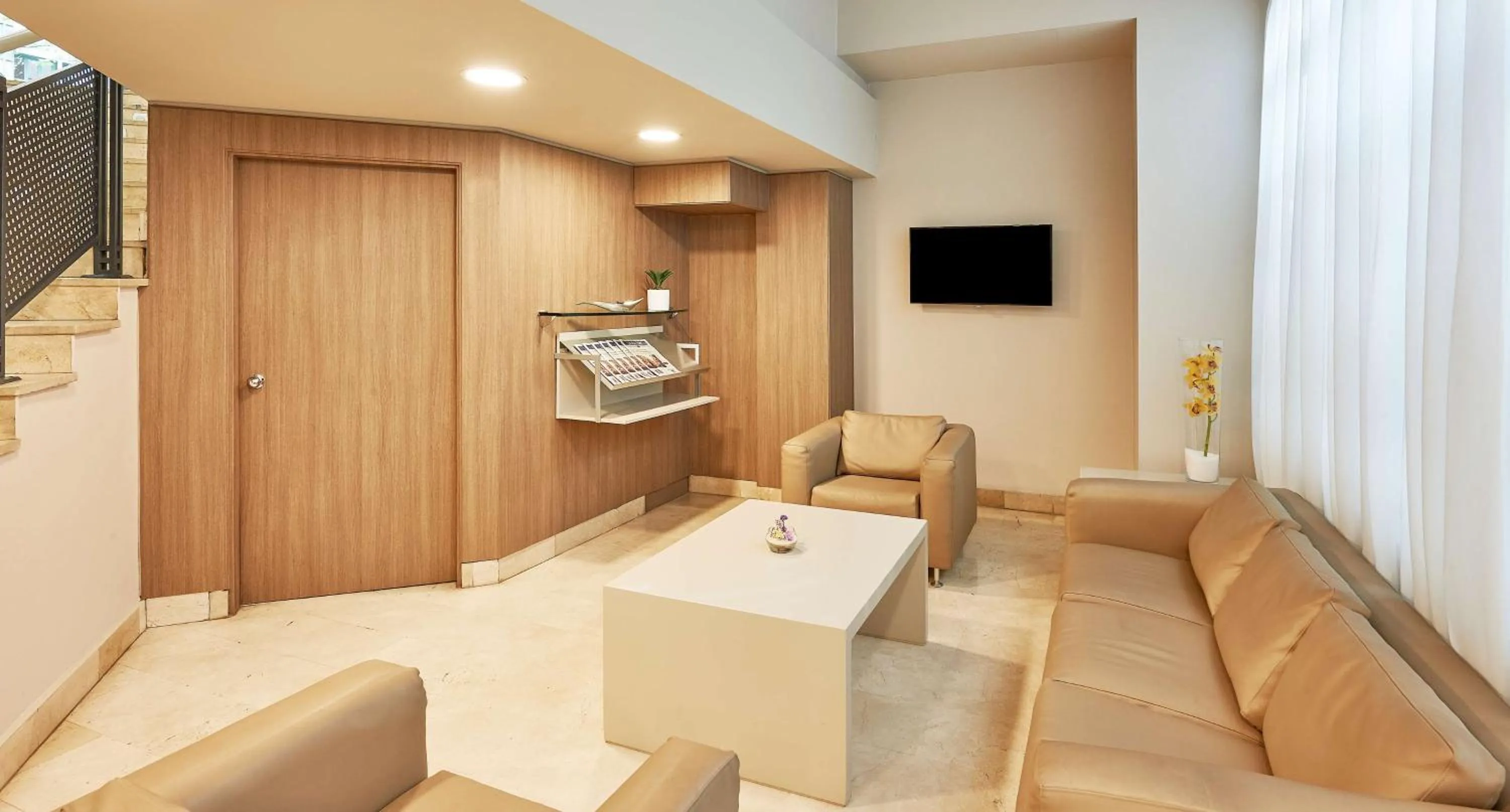 Lobby or reception in NH Valencia Las Ciencias