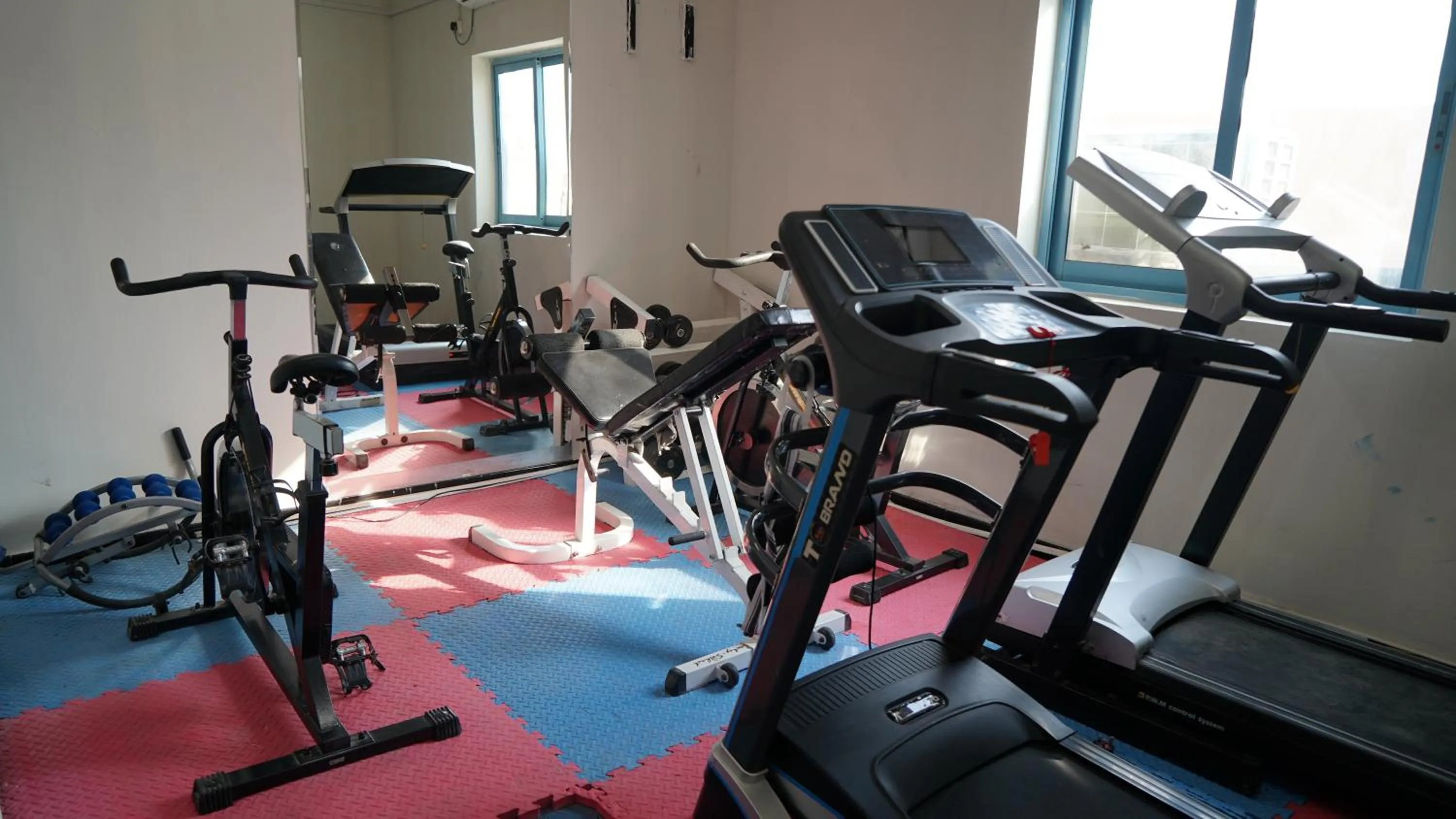 Fitness centre/facilities in BOONMAX Hotel