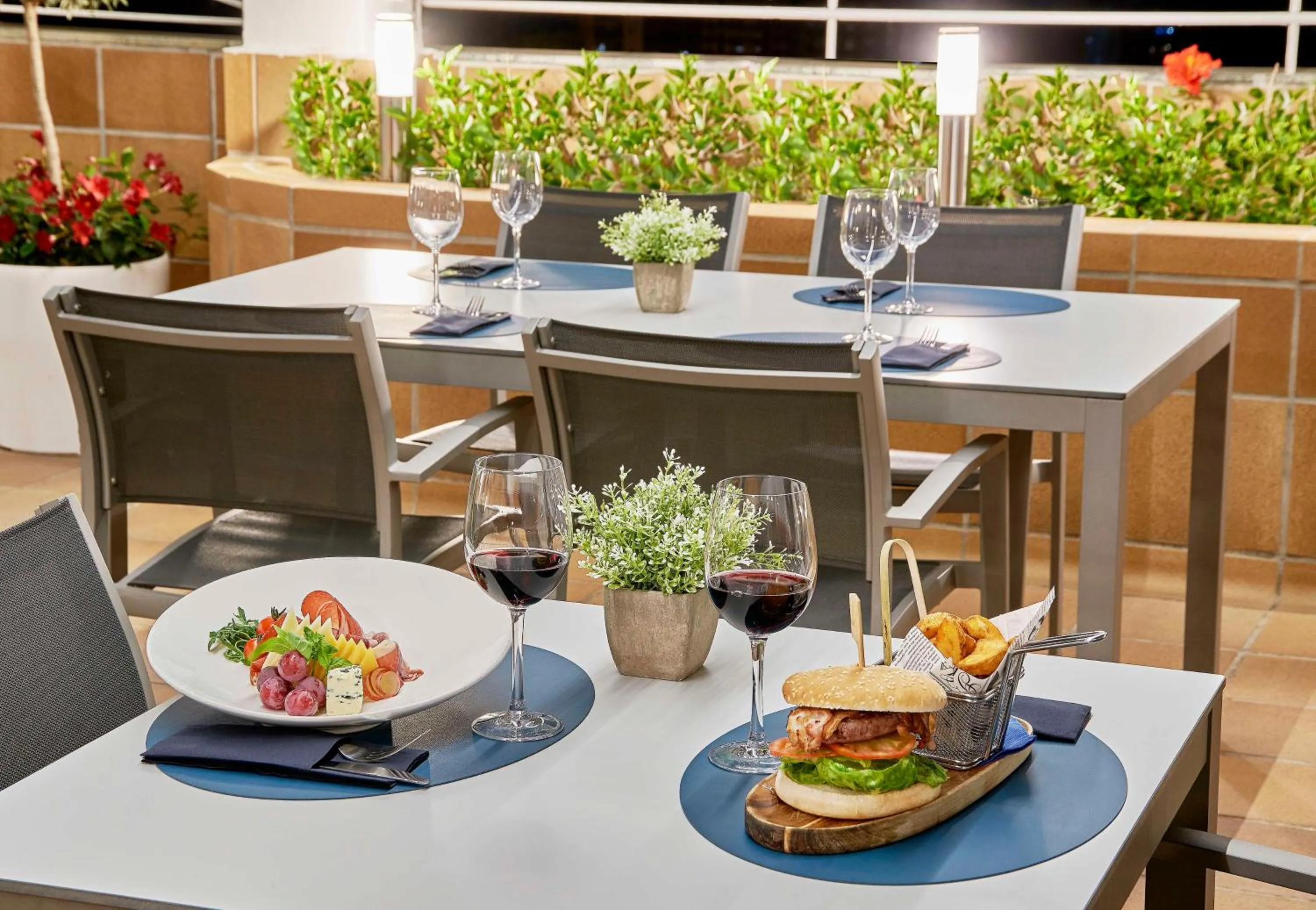 Restaurant/places to eat in NH Valencia Center