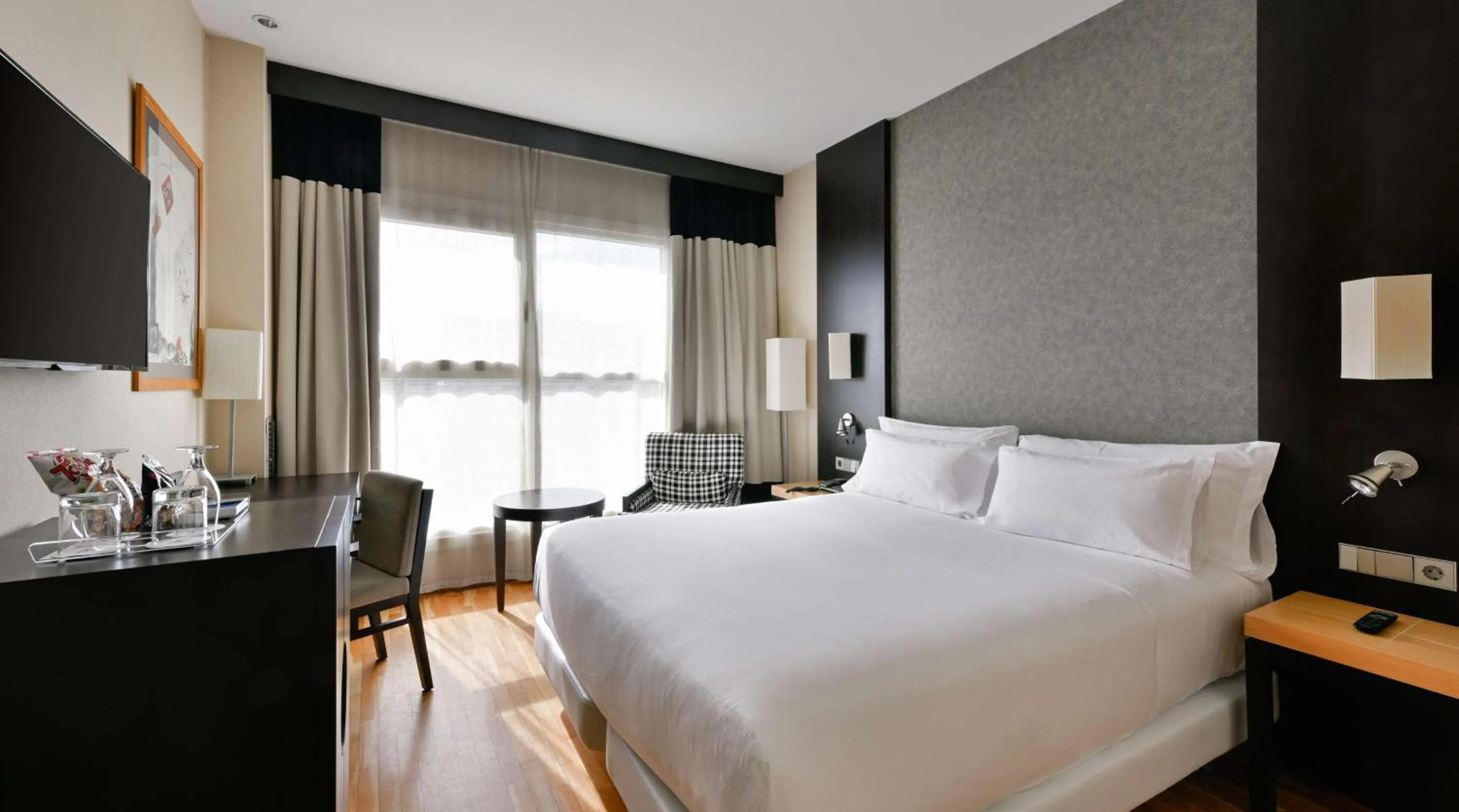 Bedroom, Bed in NH Valencia Center