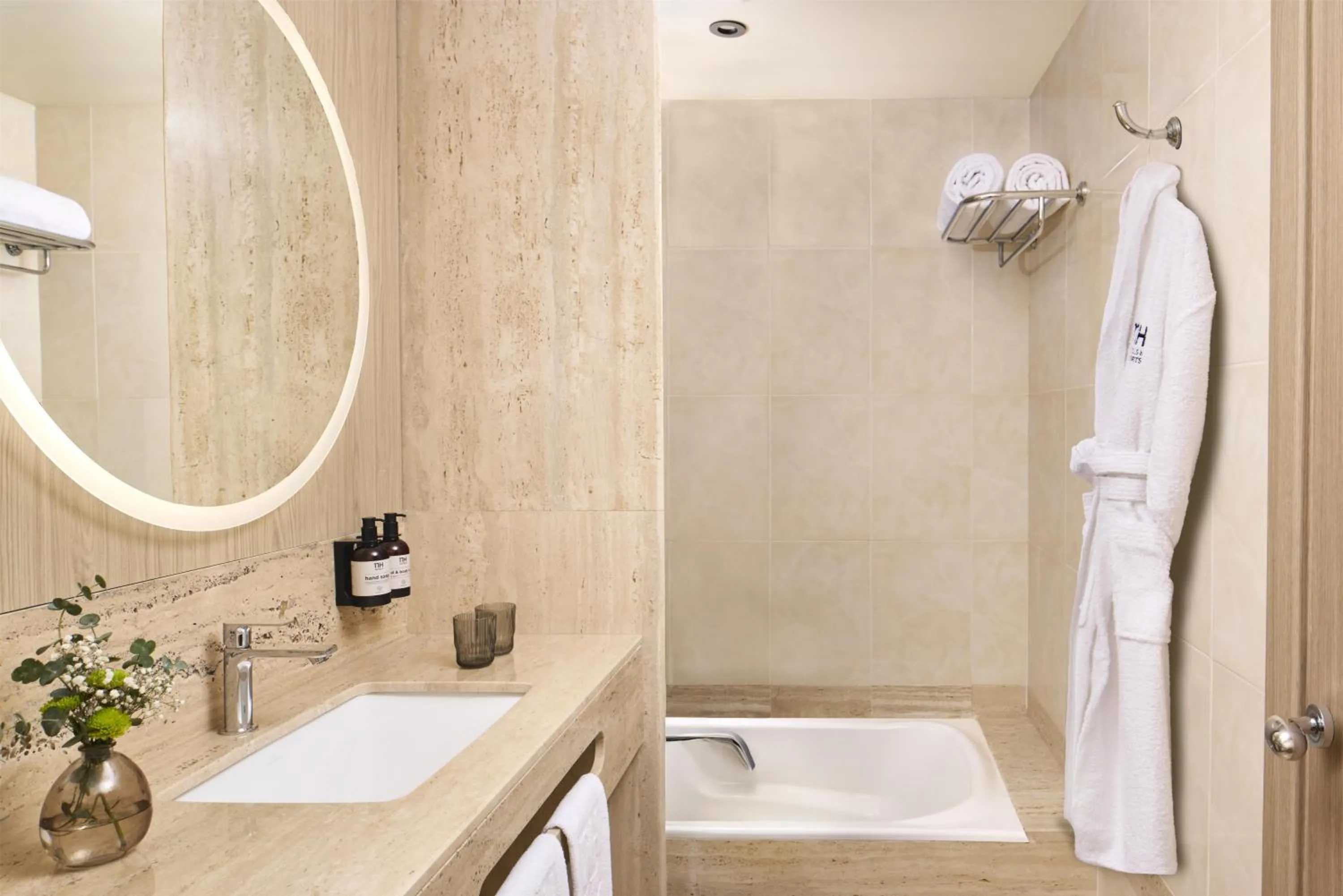 Bathroom in NH Valencia Center