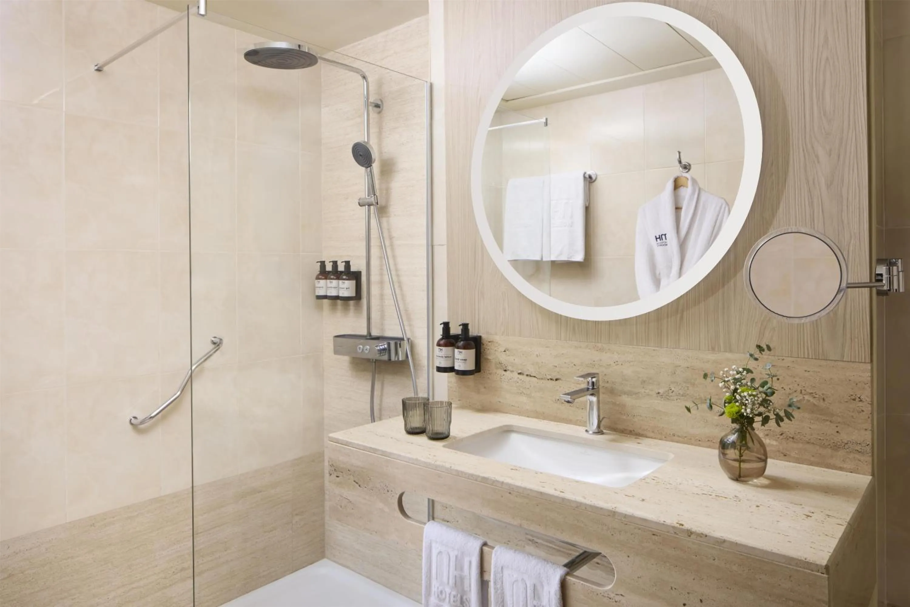 Bathroom in NH Valencia Center