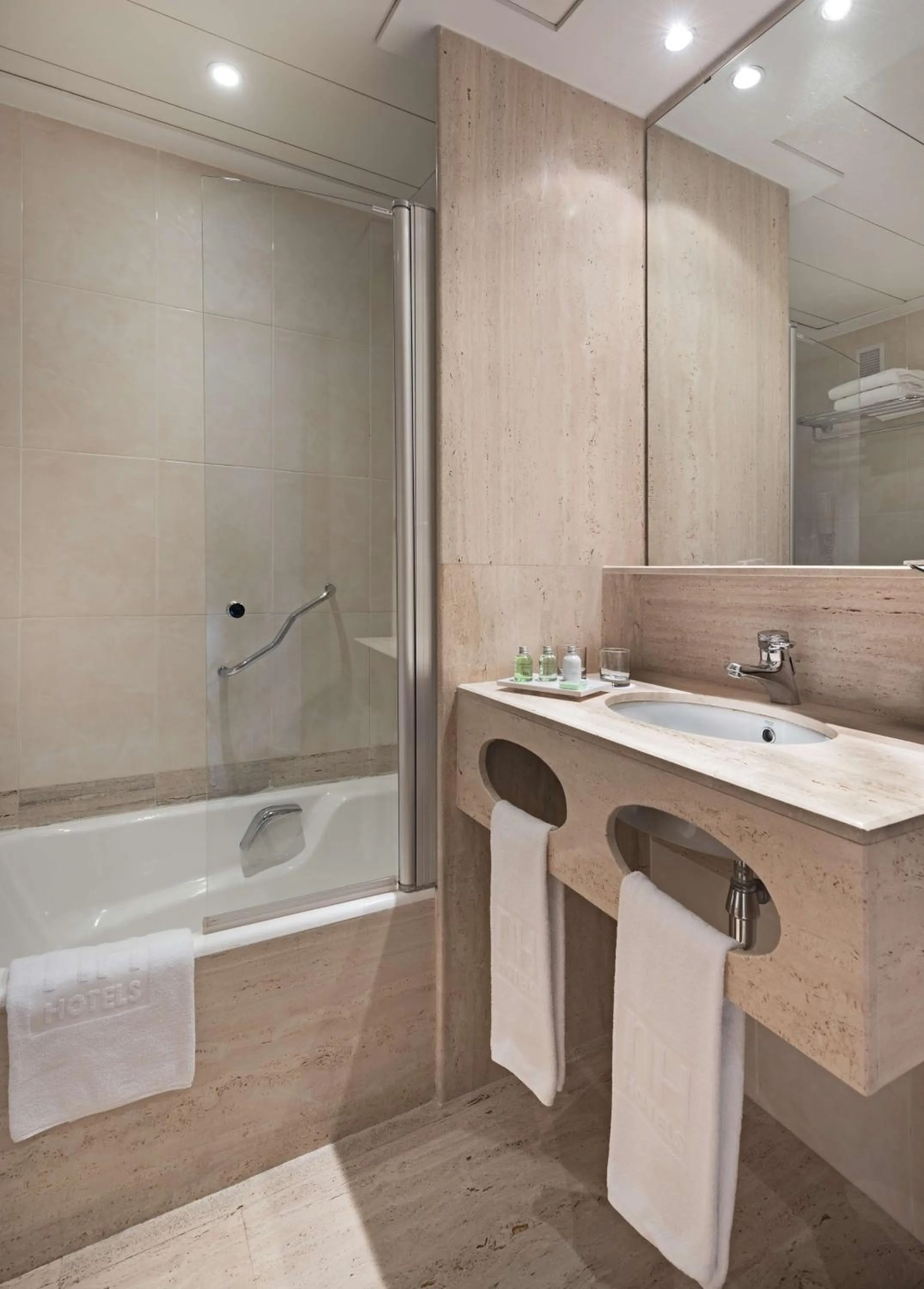 Bathroom in NH Valencia Center