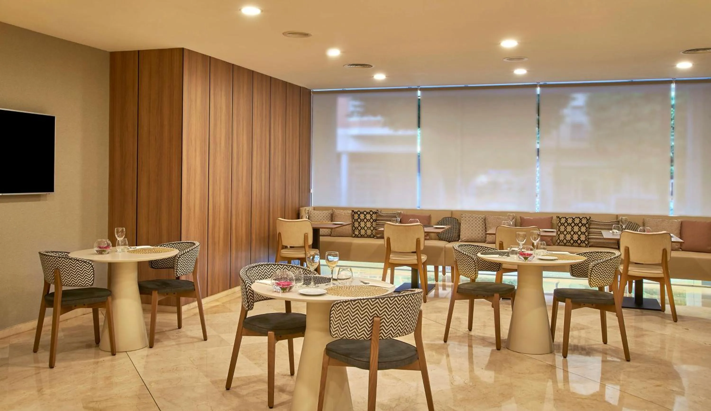 Restaurant/places to eat in NH Ciudad de Valencia