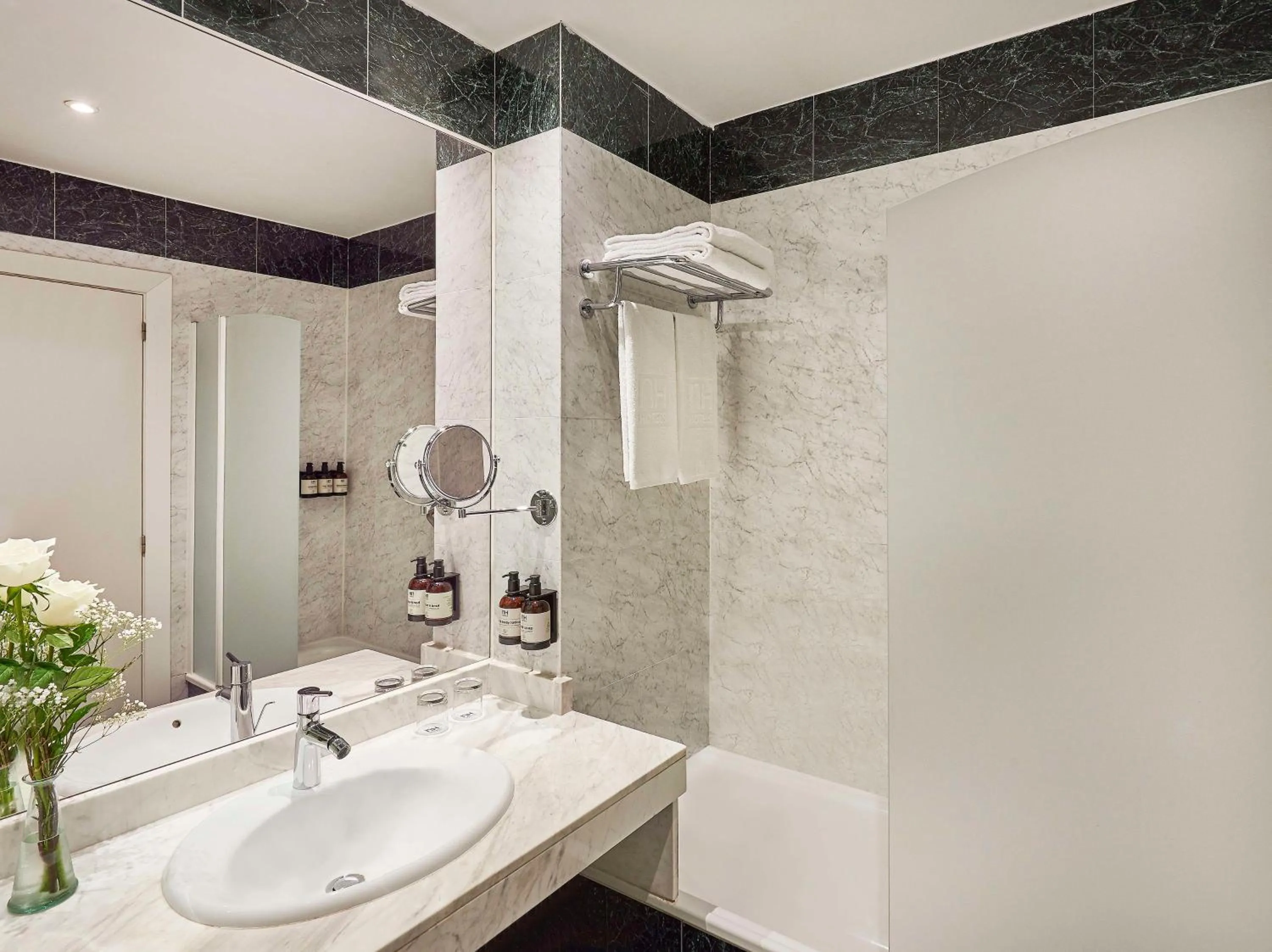 Bathroom in NH Valencia Las Artes