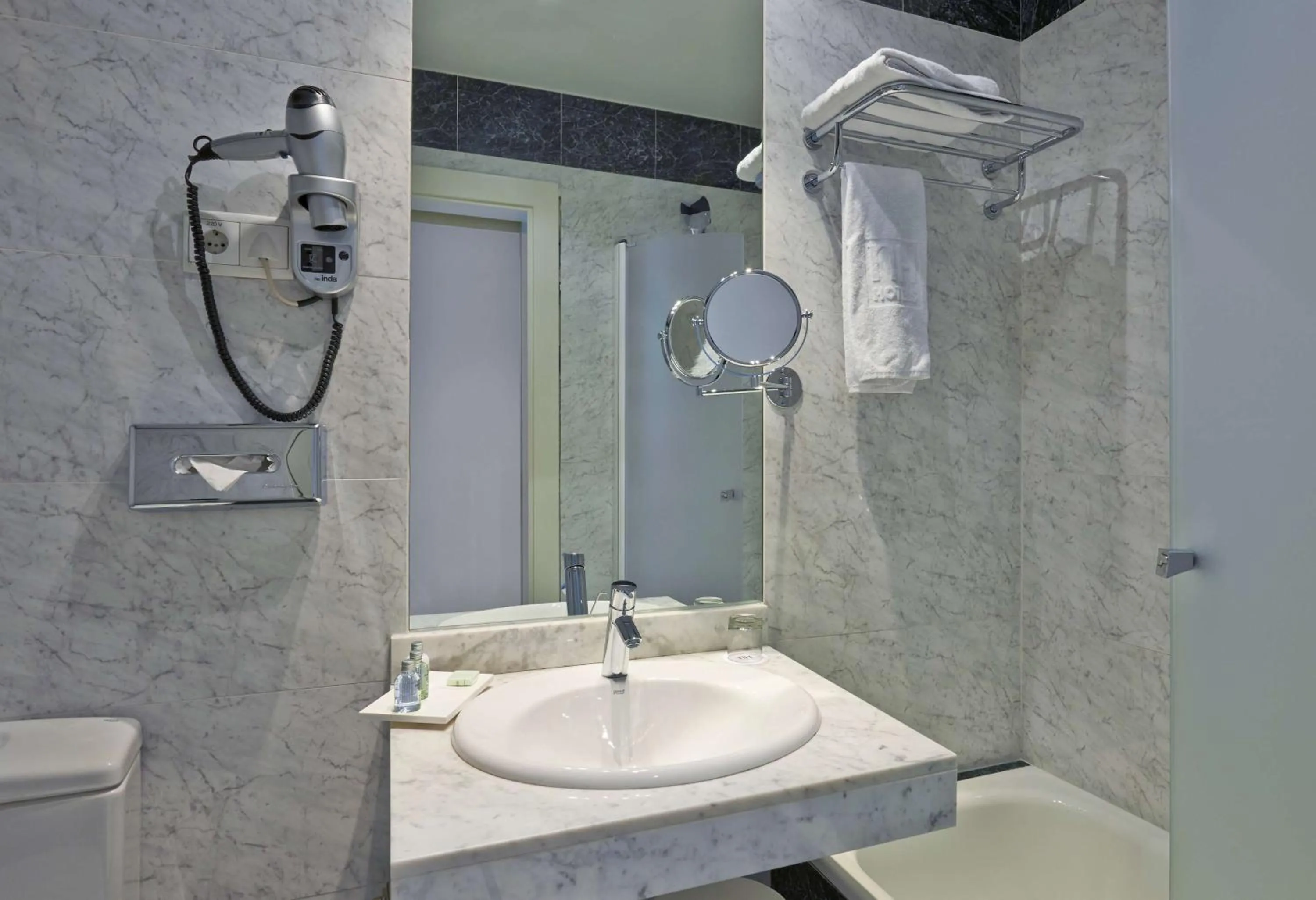 Bathroom in NH Valencia Las Artes