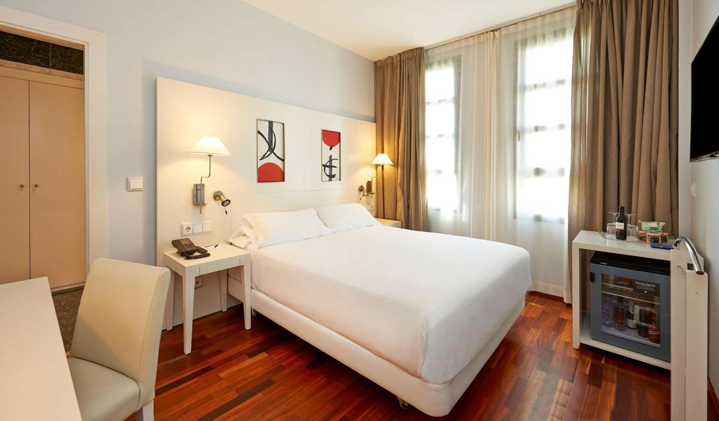 Bedroom, Bed in NH Valencia Las Artes