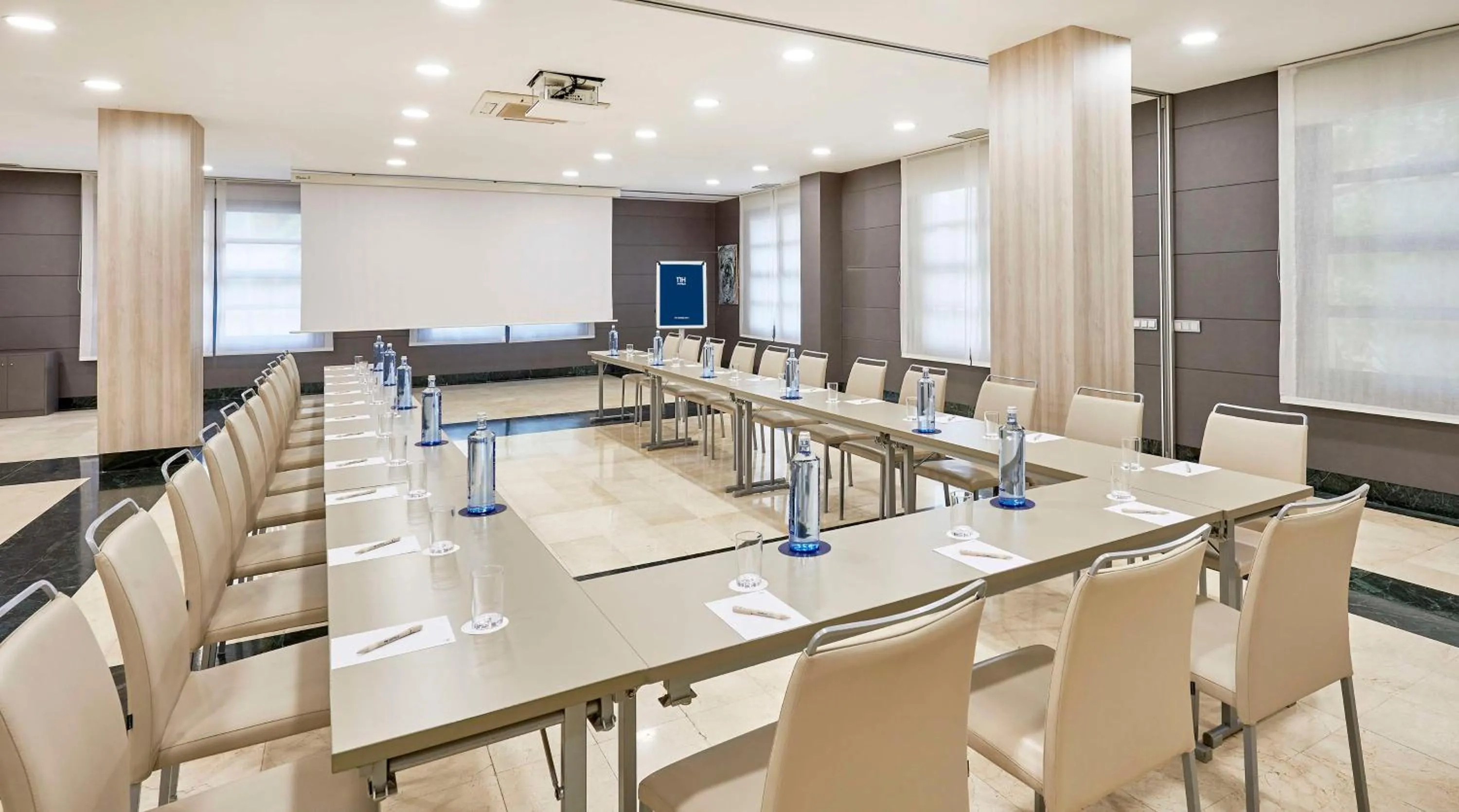Meeting/conference room in NH Valencia Las Artes
