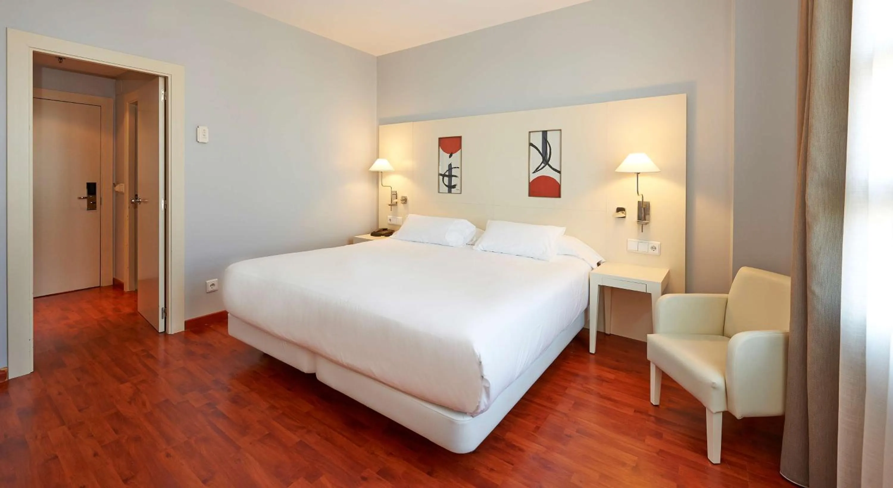 Photo of the whole room, Bed in NH Valencia Las Artes