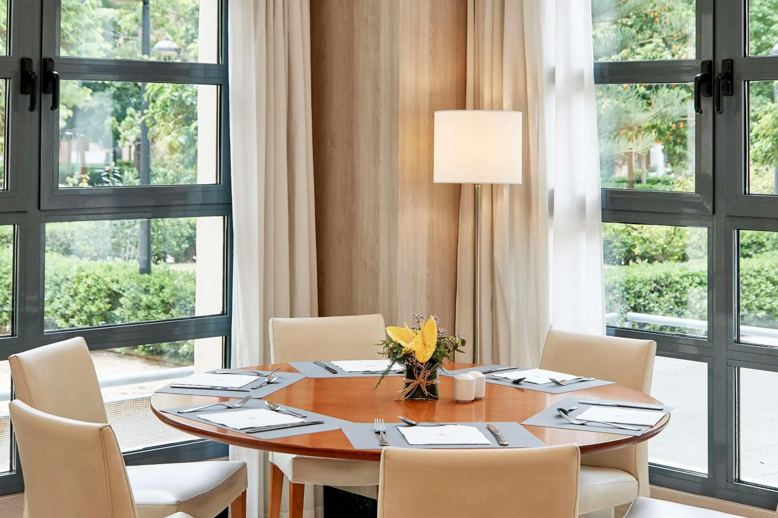 Restaurant/places to eat in NH Valencia Las Artes