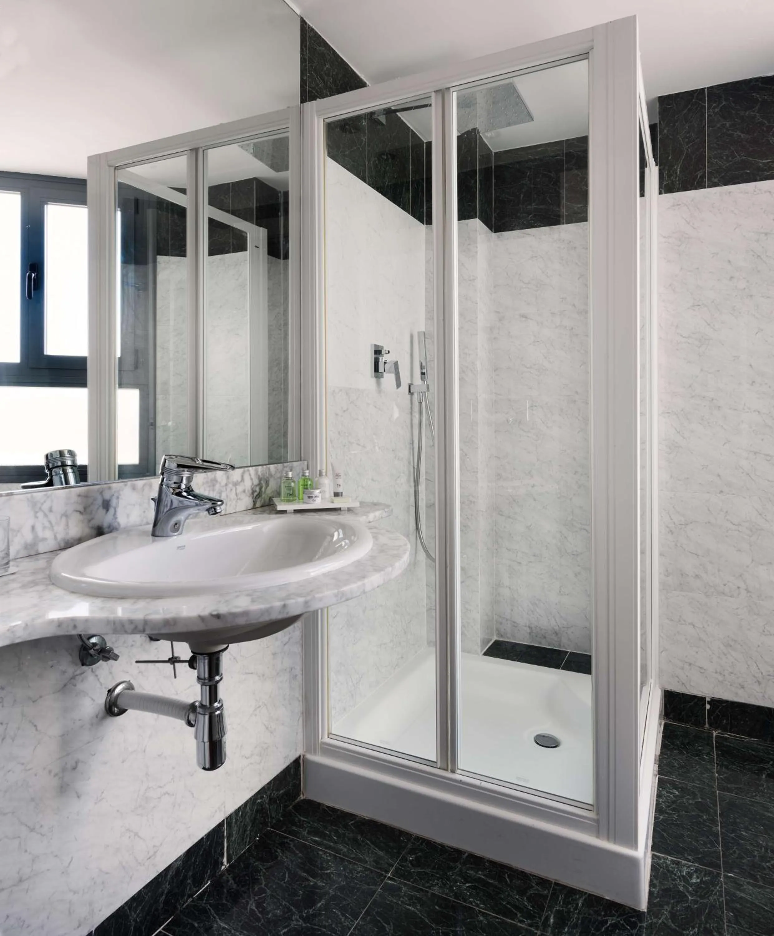 Bathroom in NH Valencia Las Artes