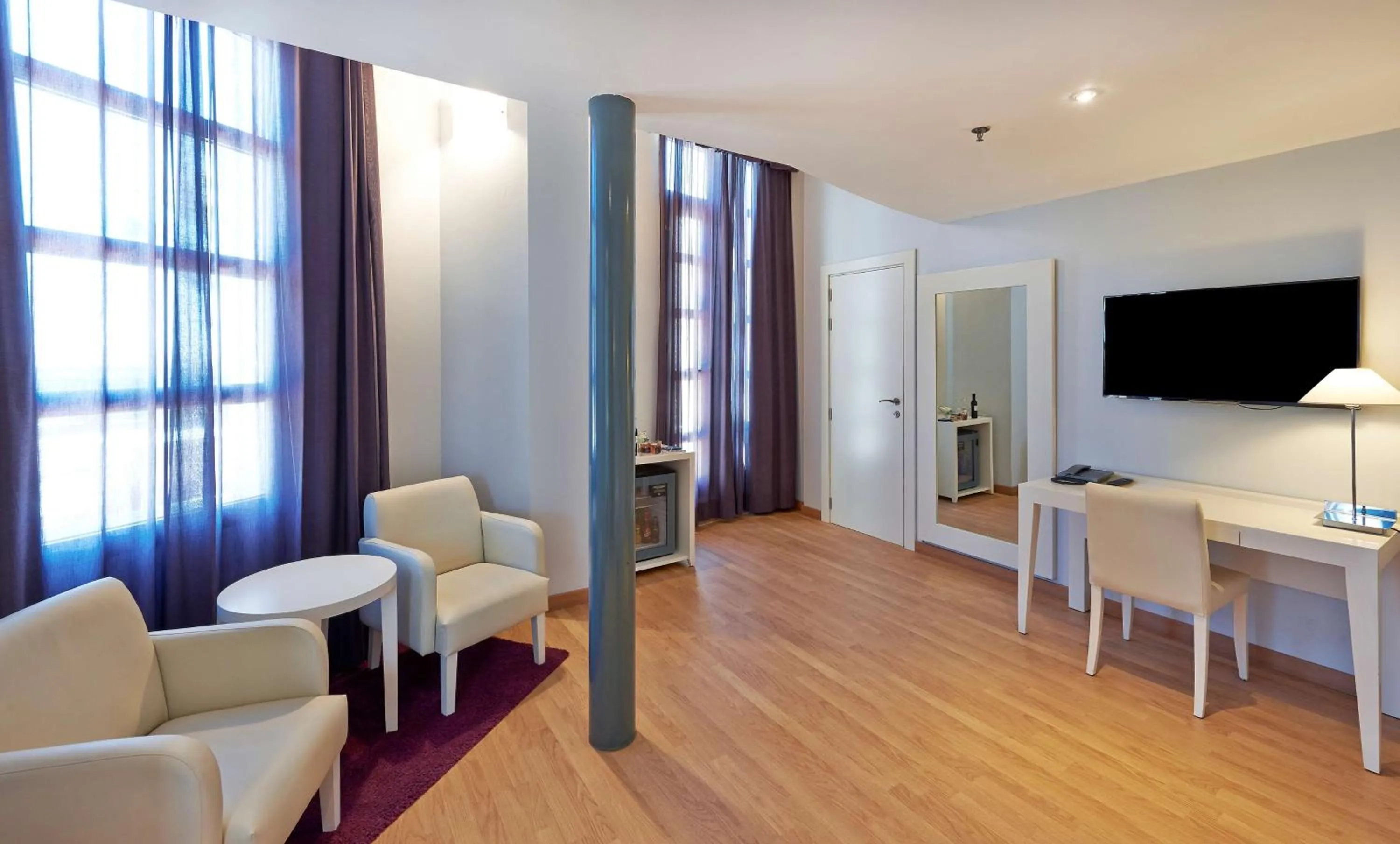 Photo of the whole room in NH Valencia Las Artes