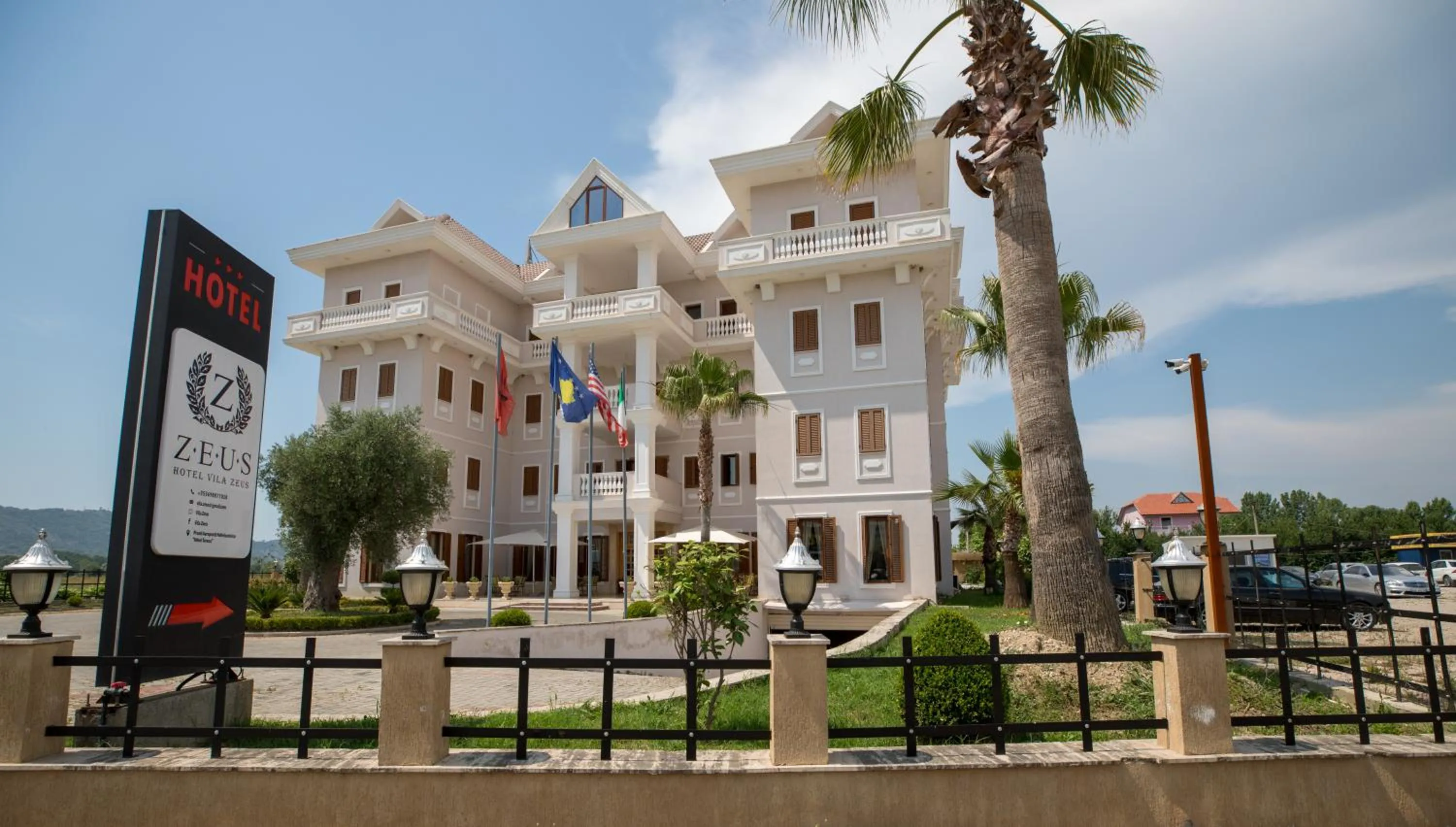 Property building in Hotel Vila Zeus