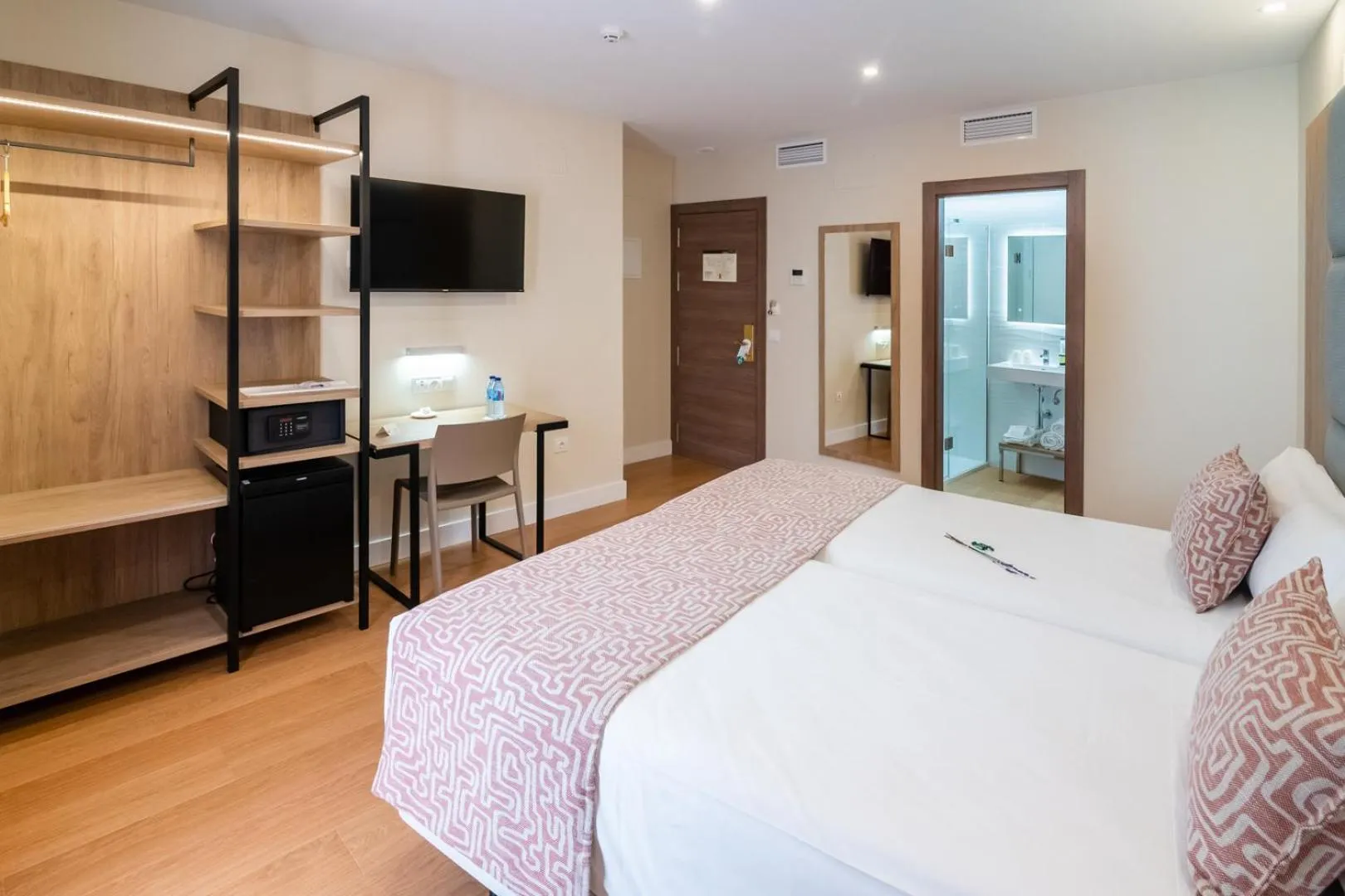 Photo of the whole room, Bed in Hotel Selu