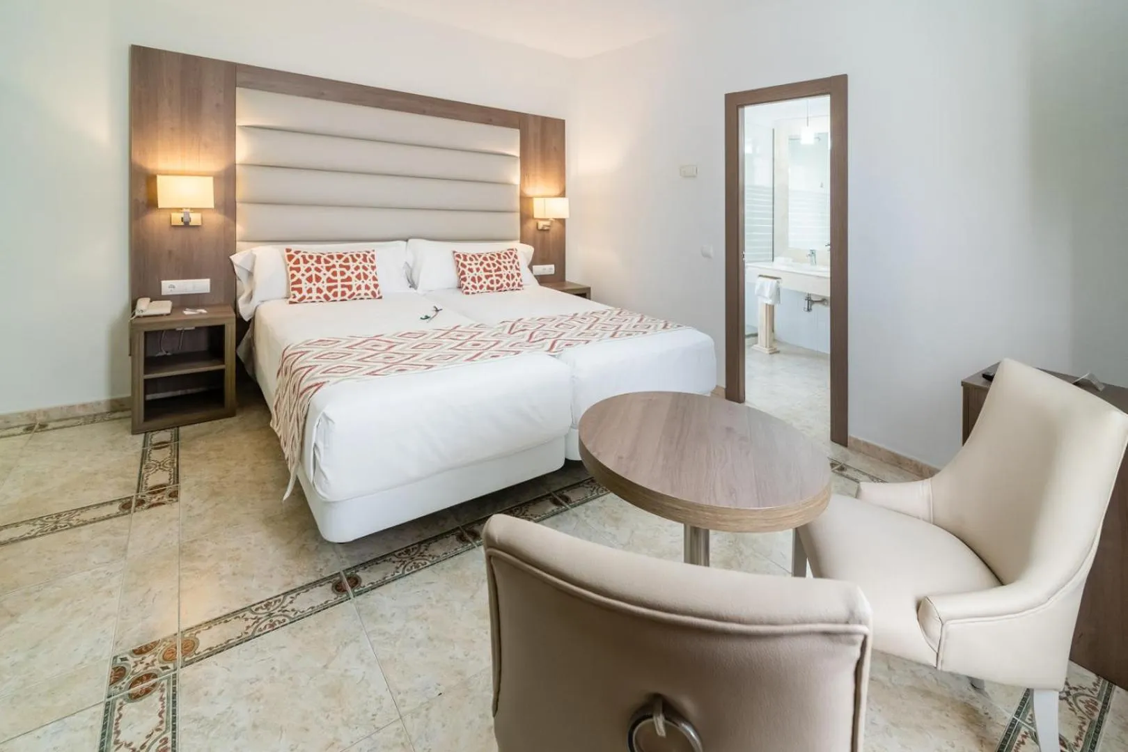 Photo of the whole room, Bed in Hotel Selu