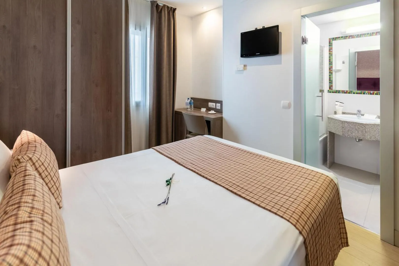 Photo of the whole room, Bed in Hotel Selu