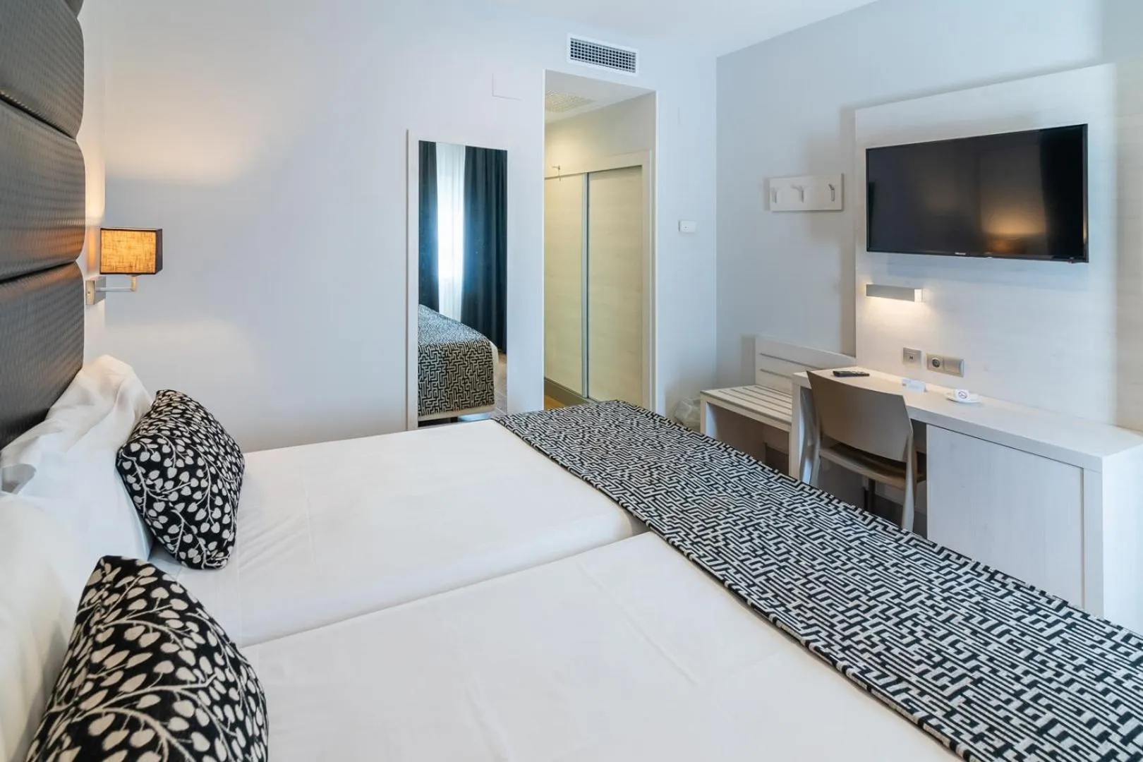 Photo of the whole room, Bed in Hotel Selu