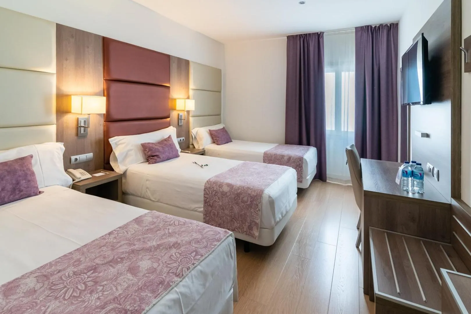 Bedroom, Bed in Hotel Selu