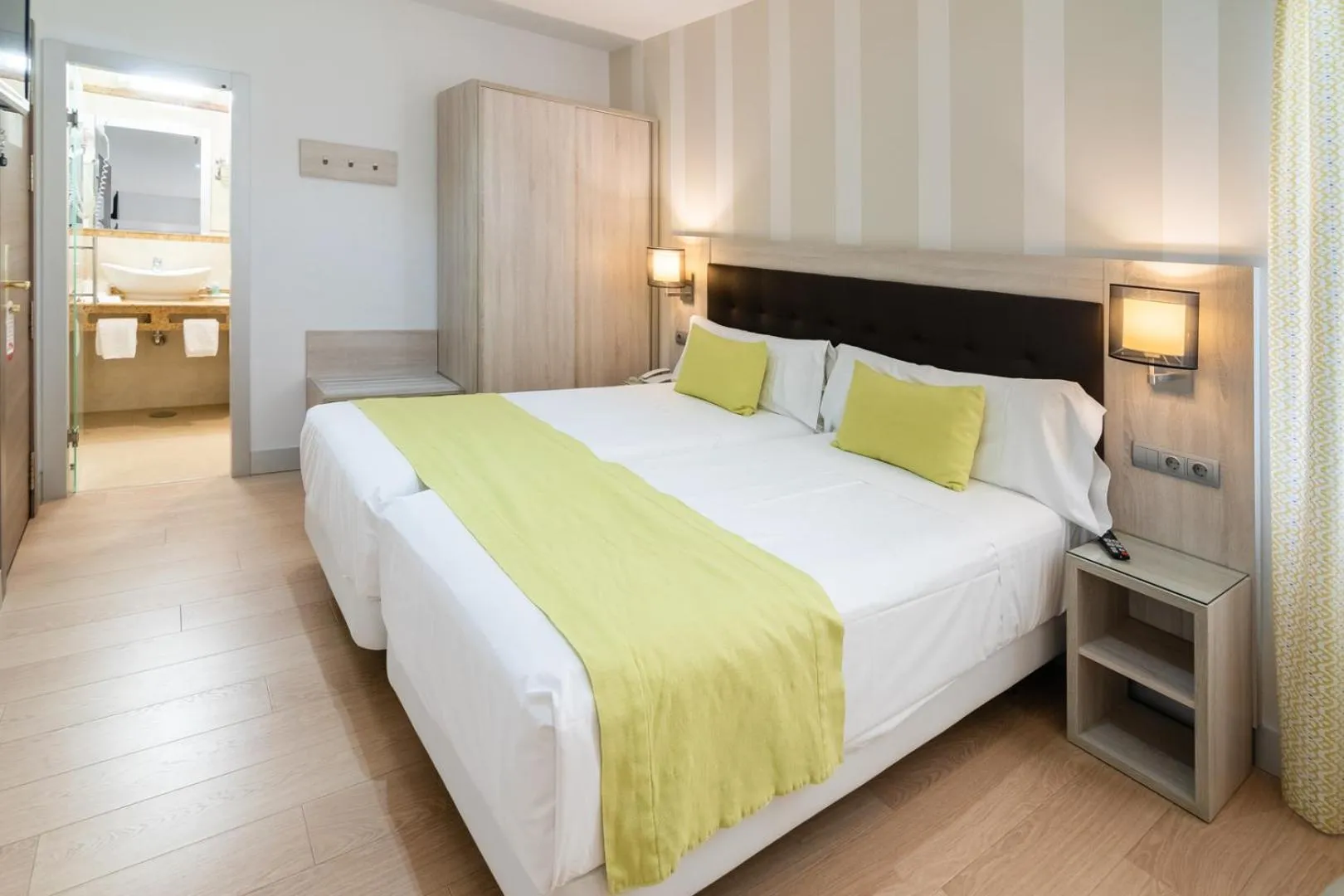 Photo of the whole room, Bed in Hotel Selu