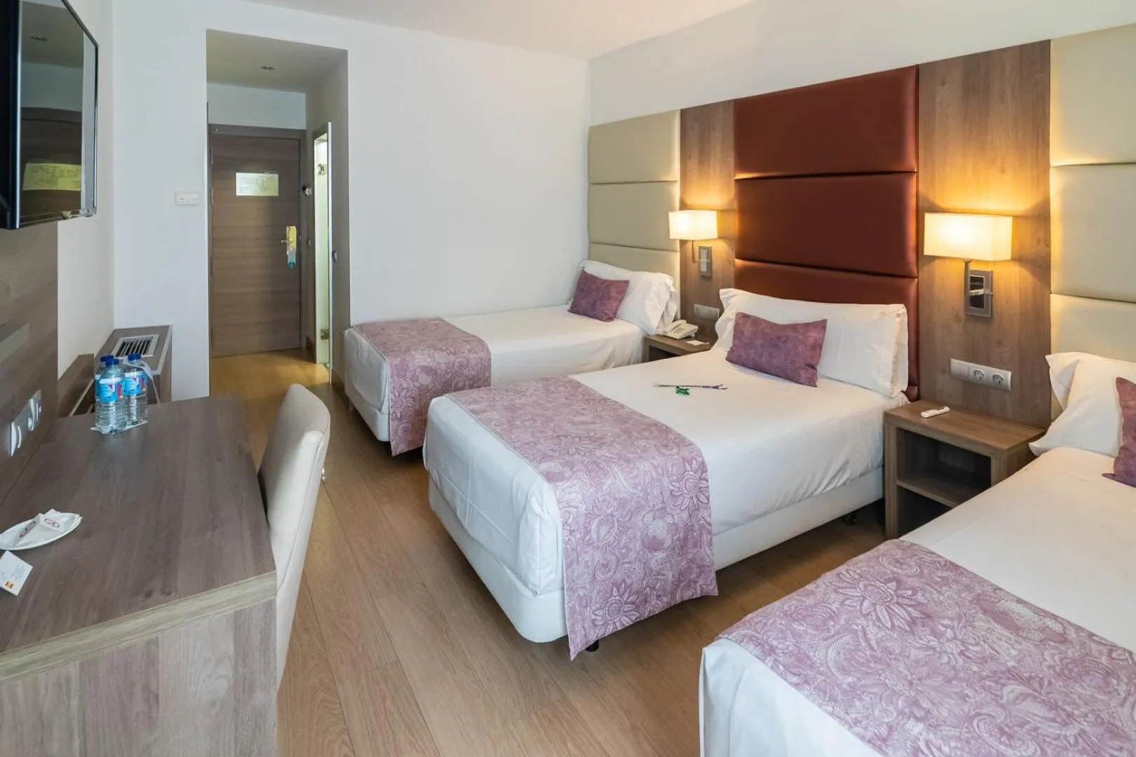 Photo of the whole room, Bed in Hotel Selu