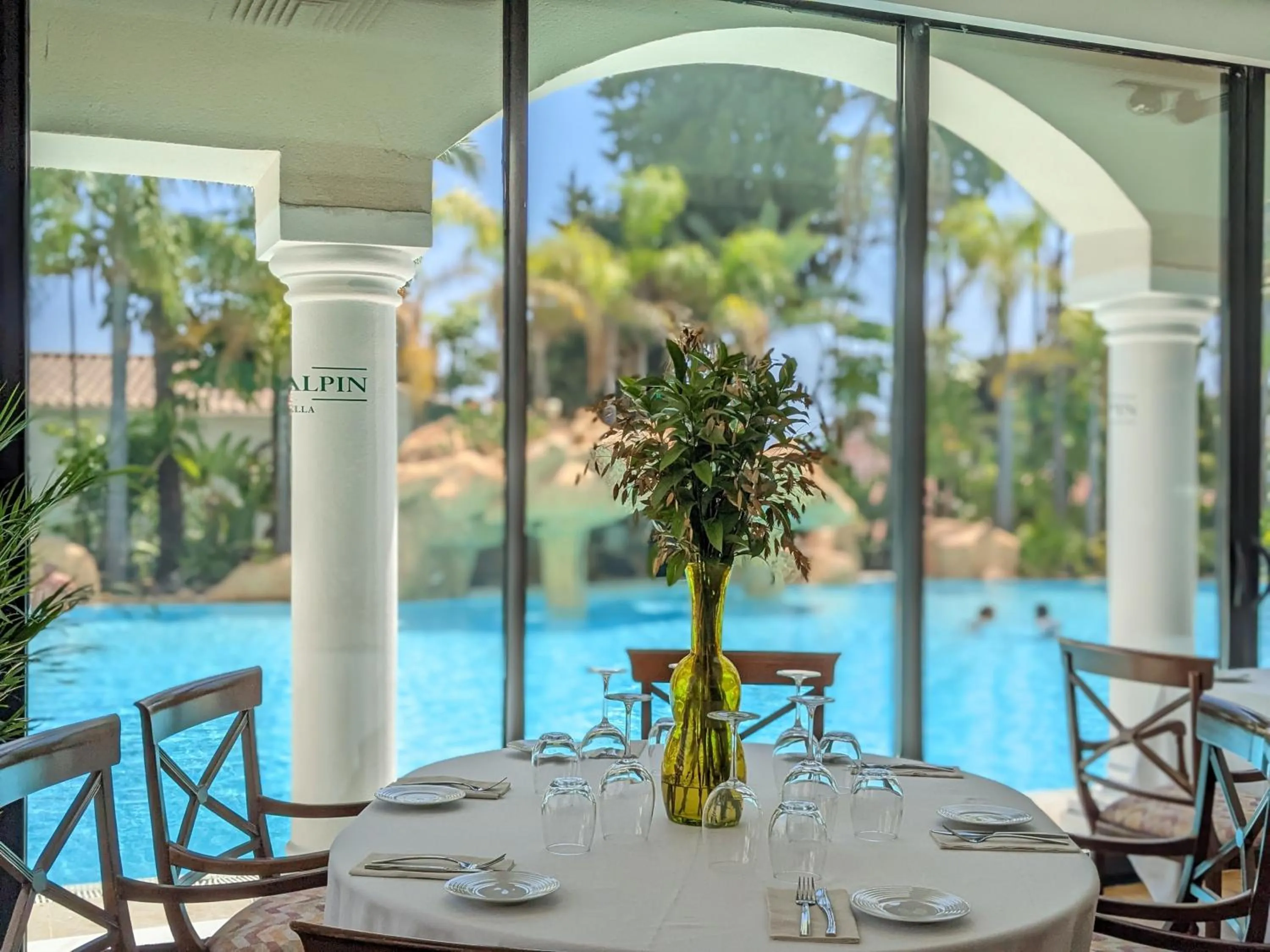 Restaurant/places to eat in Guadalpin Suites