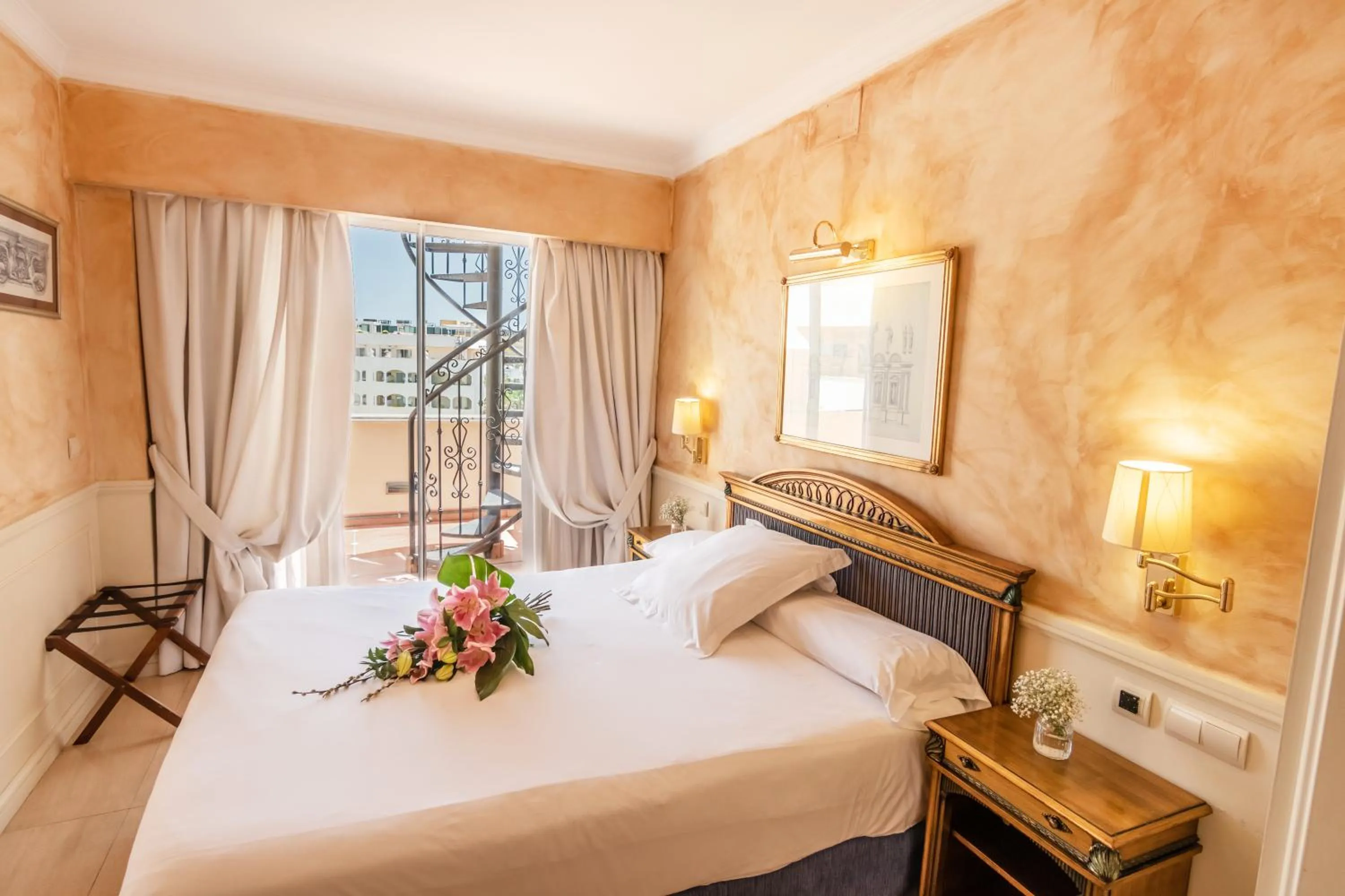 Bedroom, Bed in Guadalpin Suites