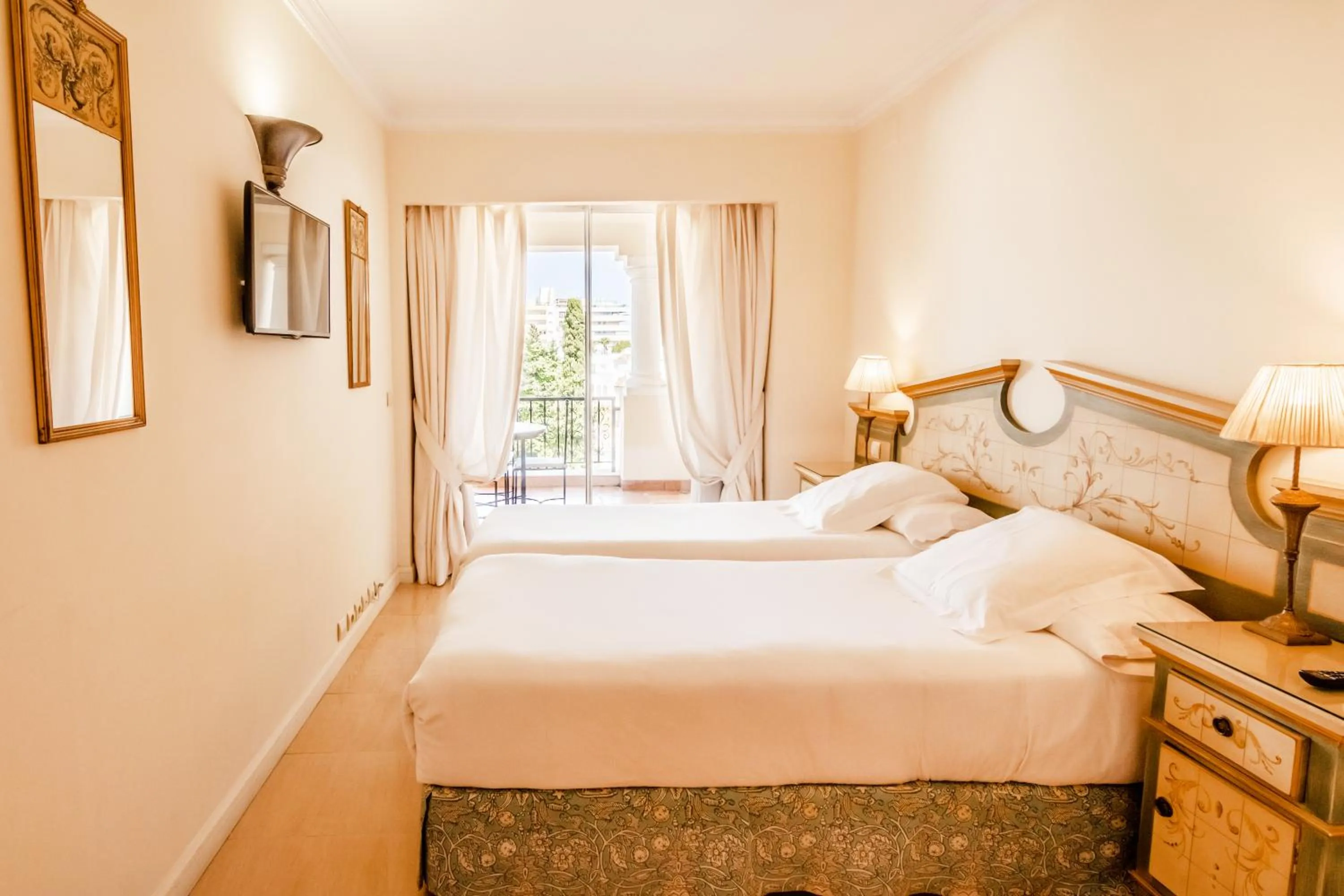 Bedroom, Bed in Guadalpin Suites