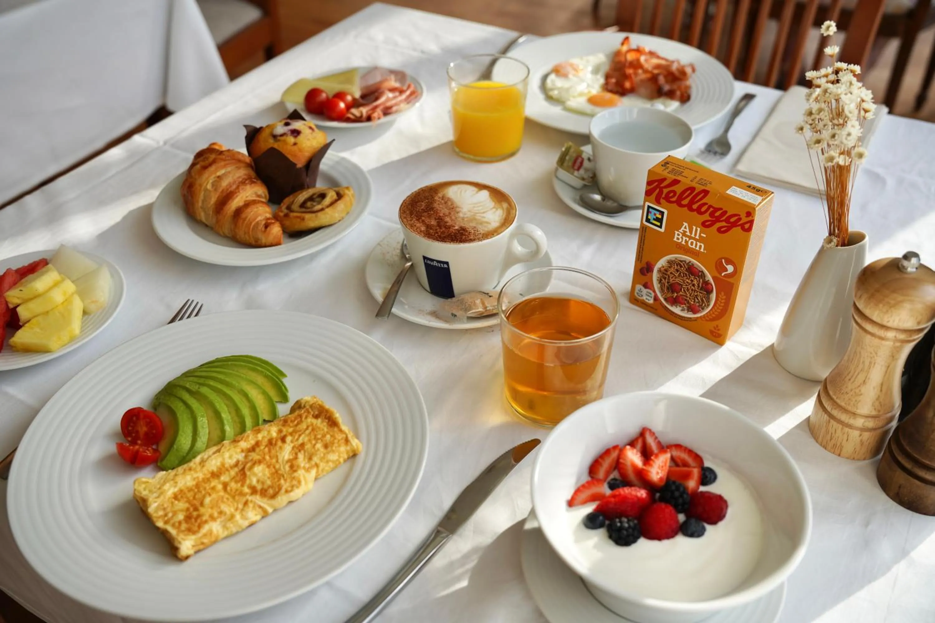 Buffet breakfast in Guadalpin Suites