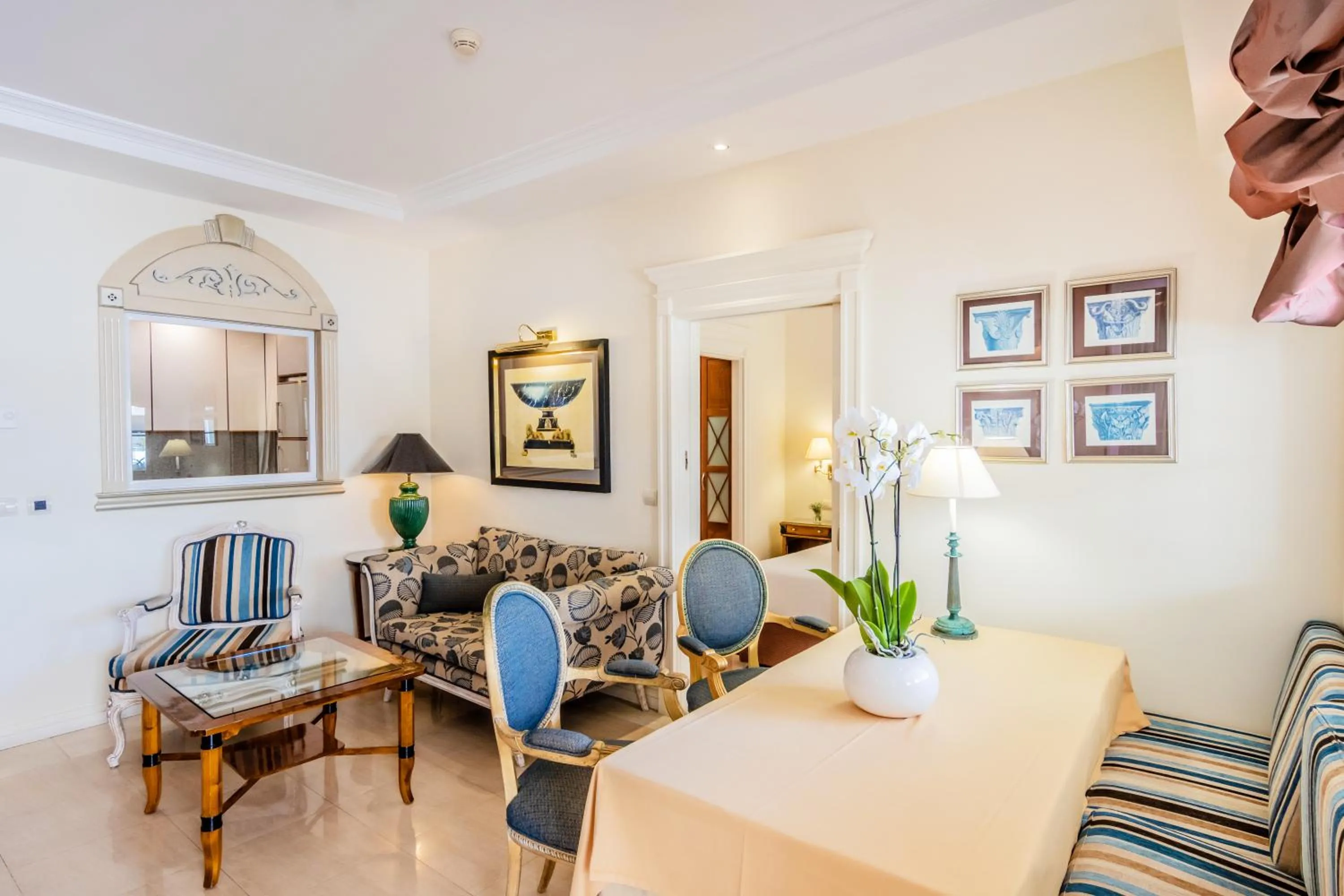 Living room in Guadalpin Suites