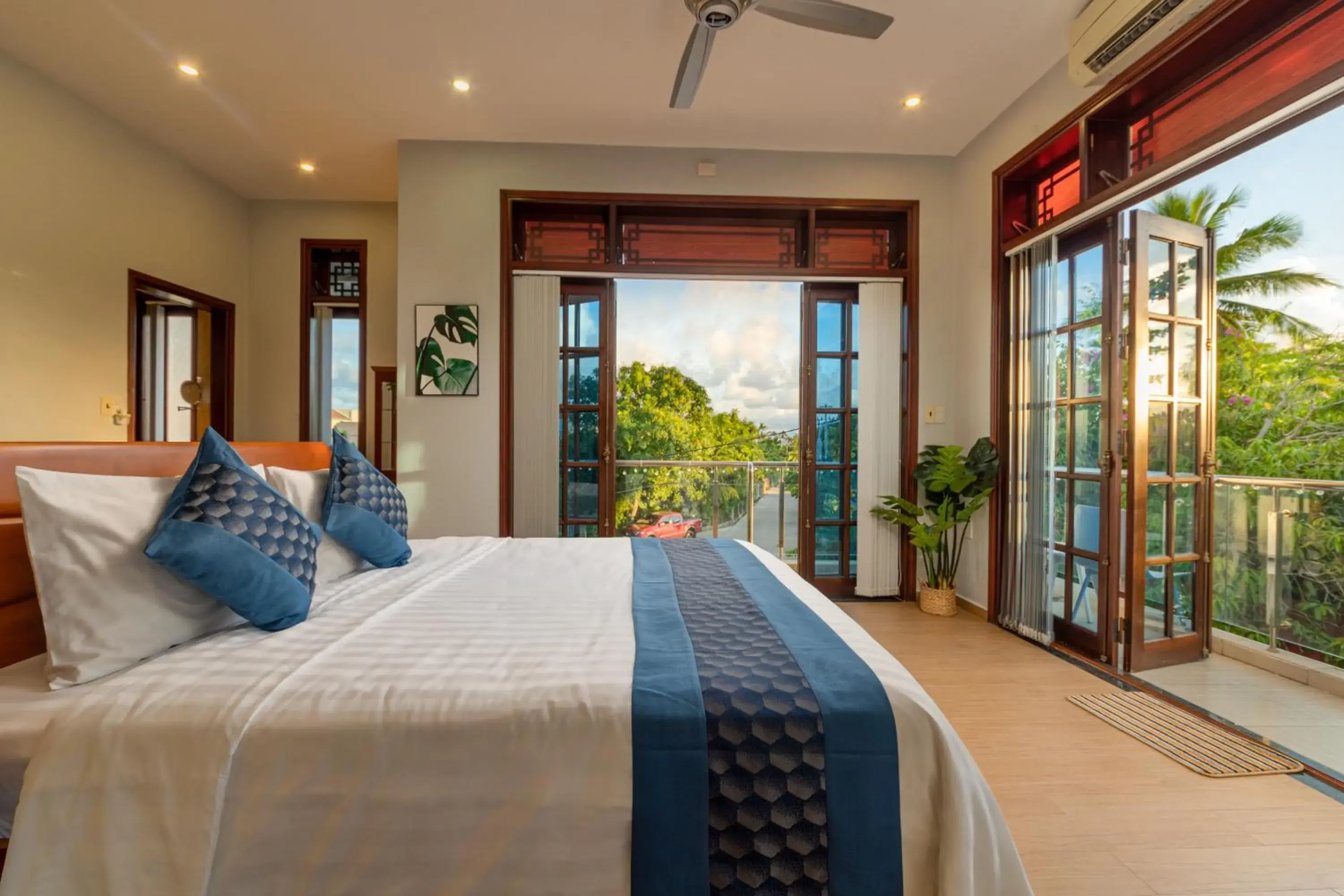 Deluxe Double Room with Balcony in Sông River Homestay Hội An Deluxe Double Room with Balcony in Sông River Homestay Hội An