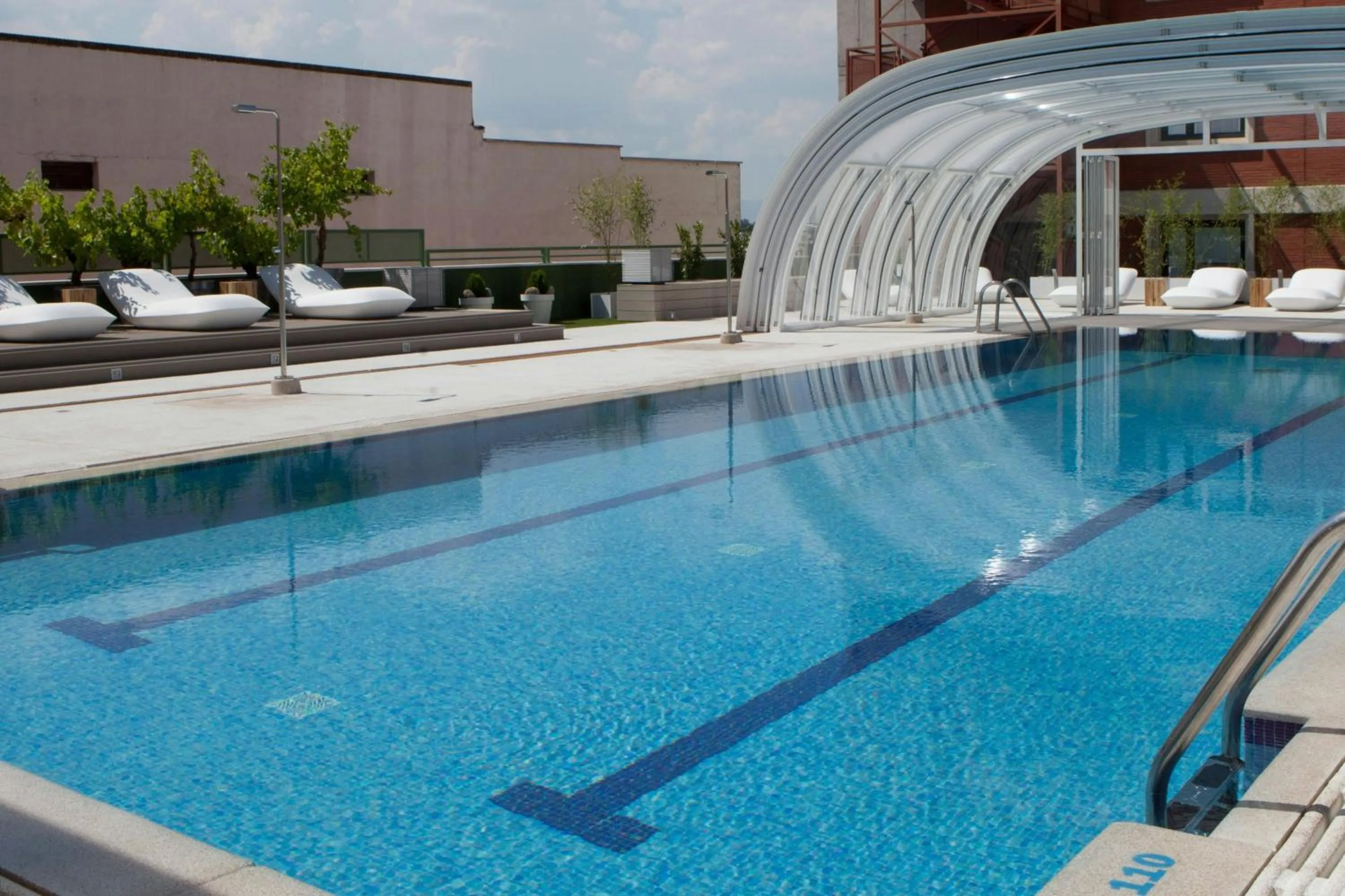 Swimming pool in Madrid Marriott Auditorium Hotel & Conference Center