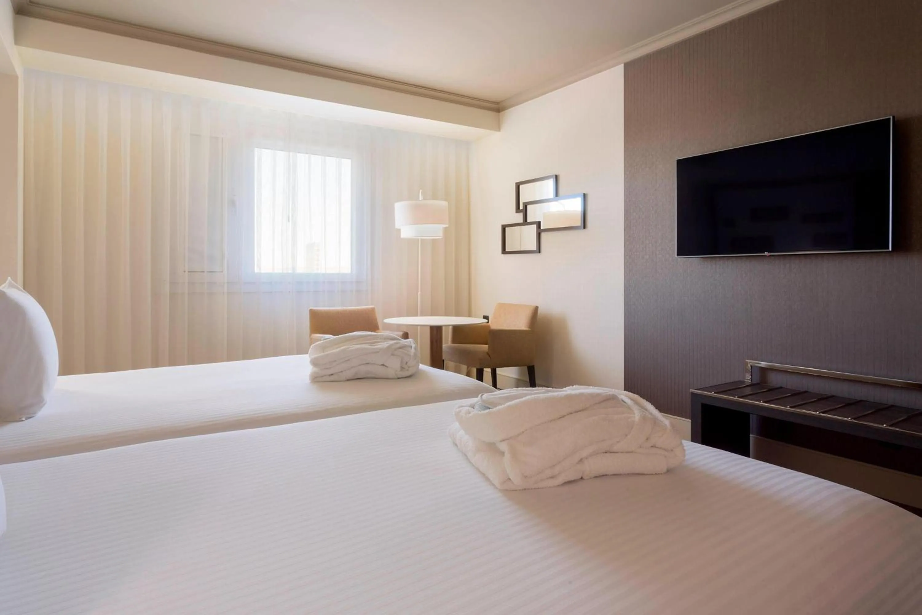 Photo of the whole room, Bed in Madrid Marriott Auditorium Hotel & Conference Center