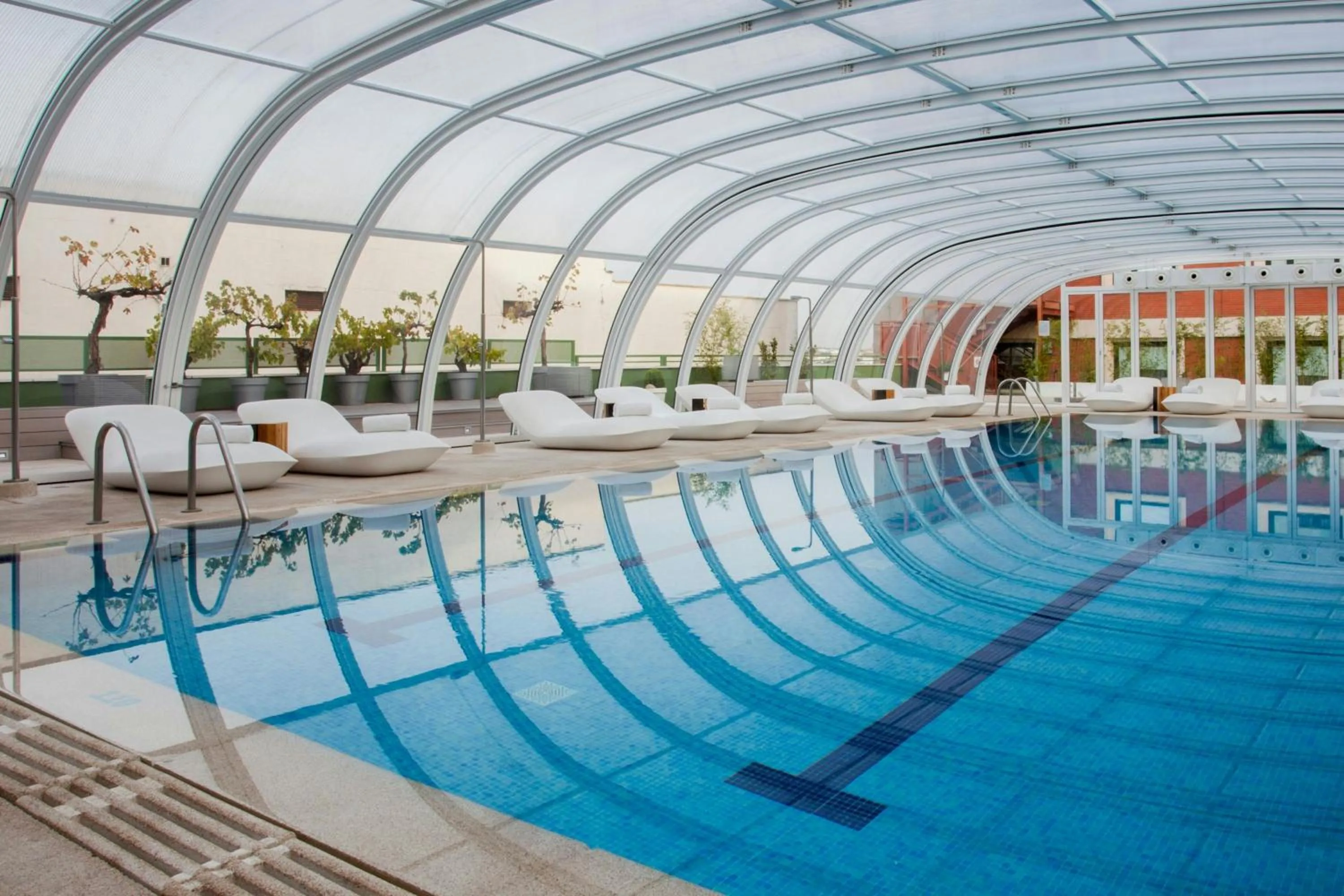 Swimming pool in Madrid Marriott Auditorium Hotel & Conference Center