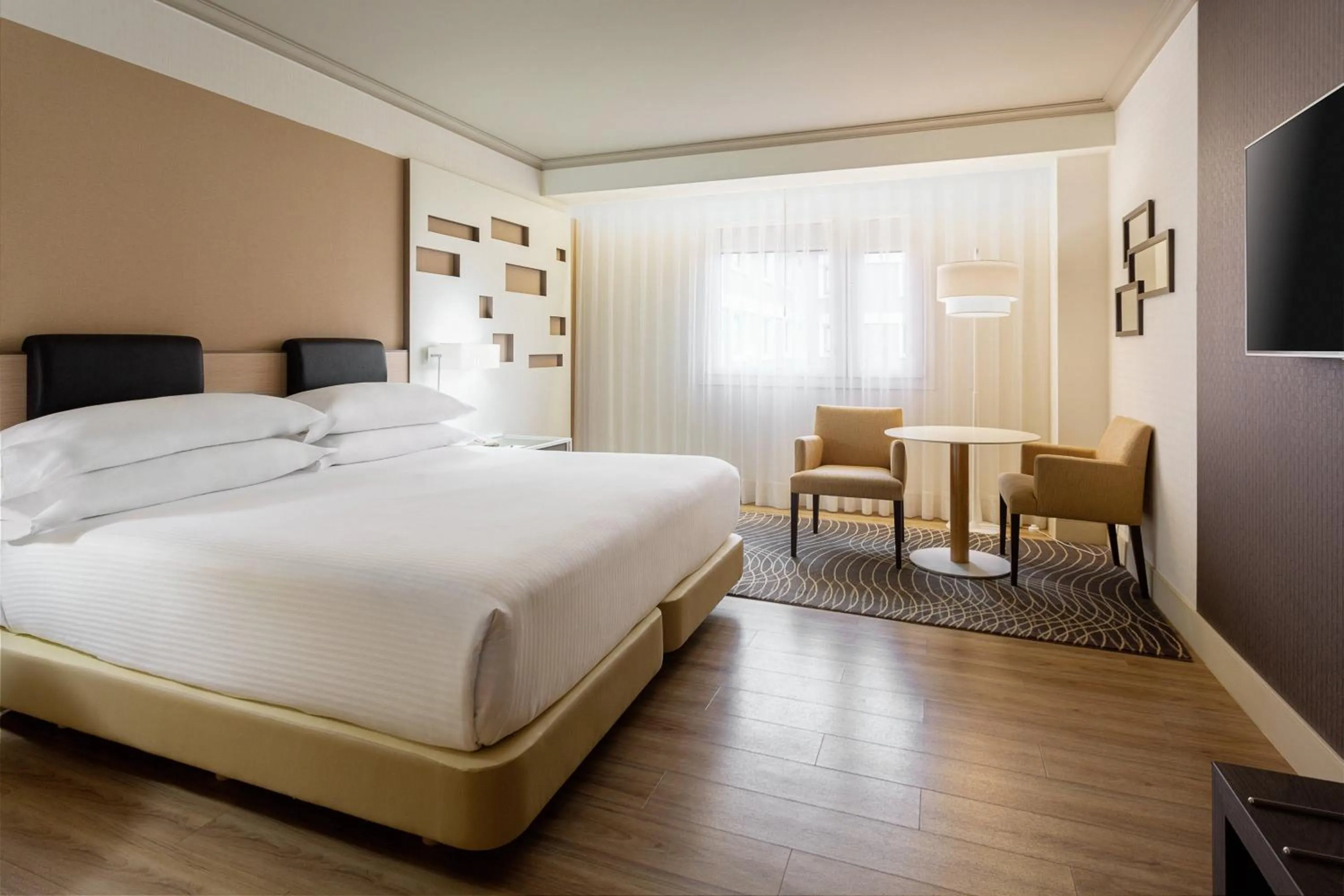 Photo of the whole room, Bed in Madrid Marriott Auditorium Hotel & Conference Center