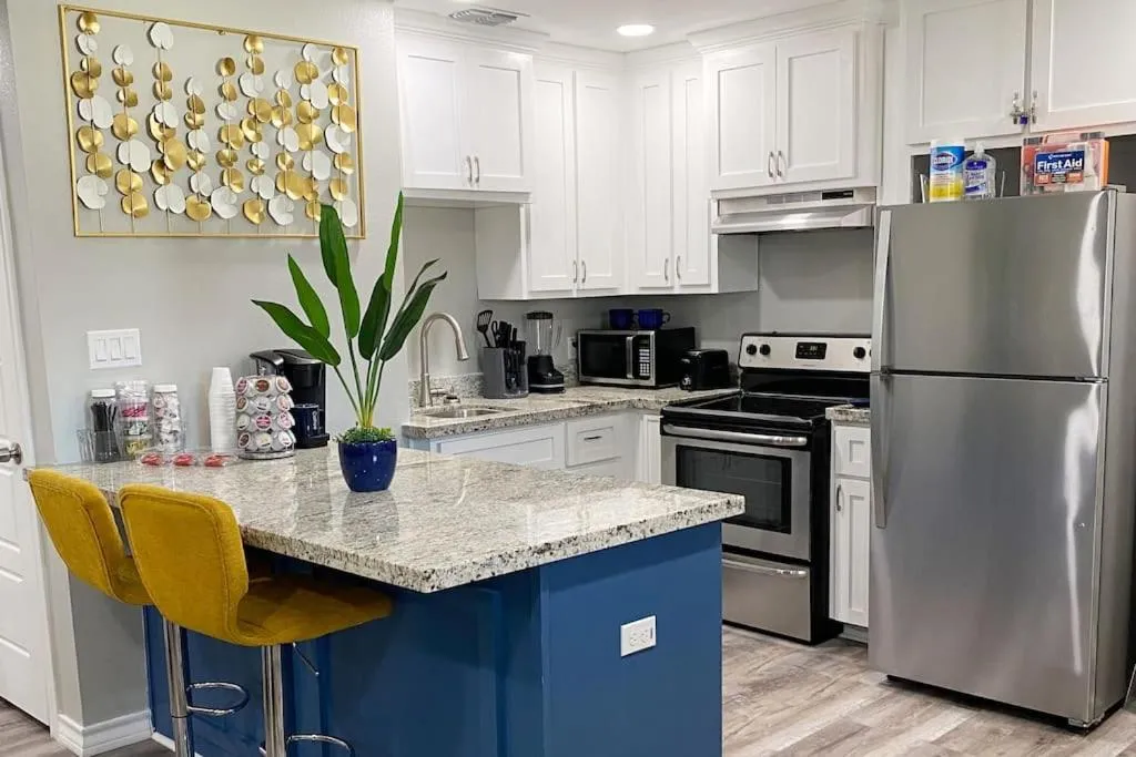 NEW! close to Downtown, Malls & Premium Outlets, with Balcony