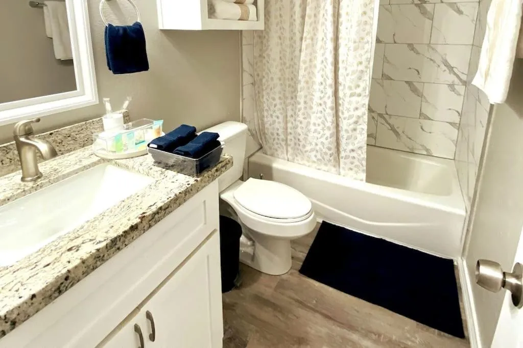 NEW! close to Downtown, Malls & Premium Outlets, with Balcony