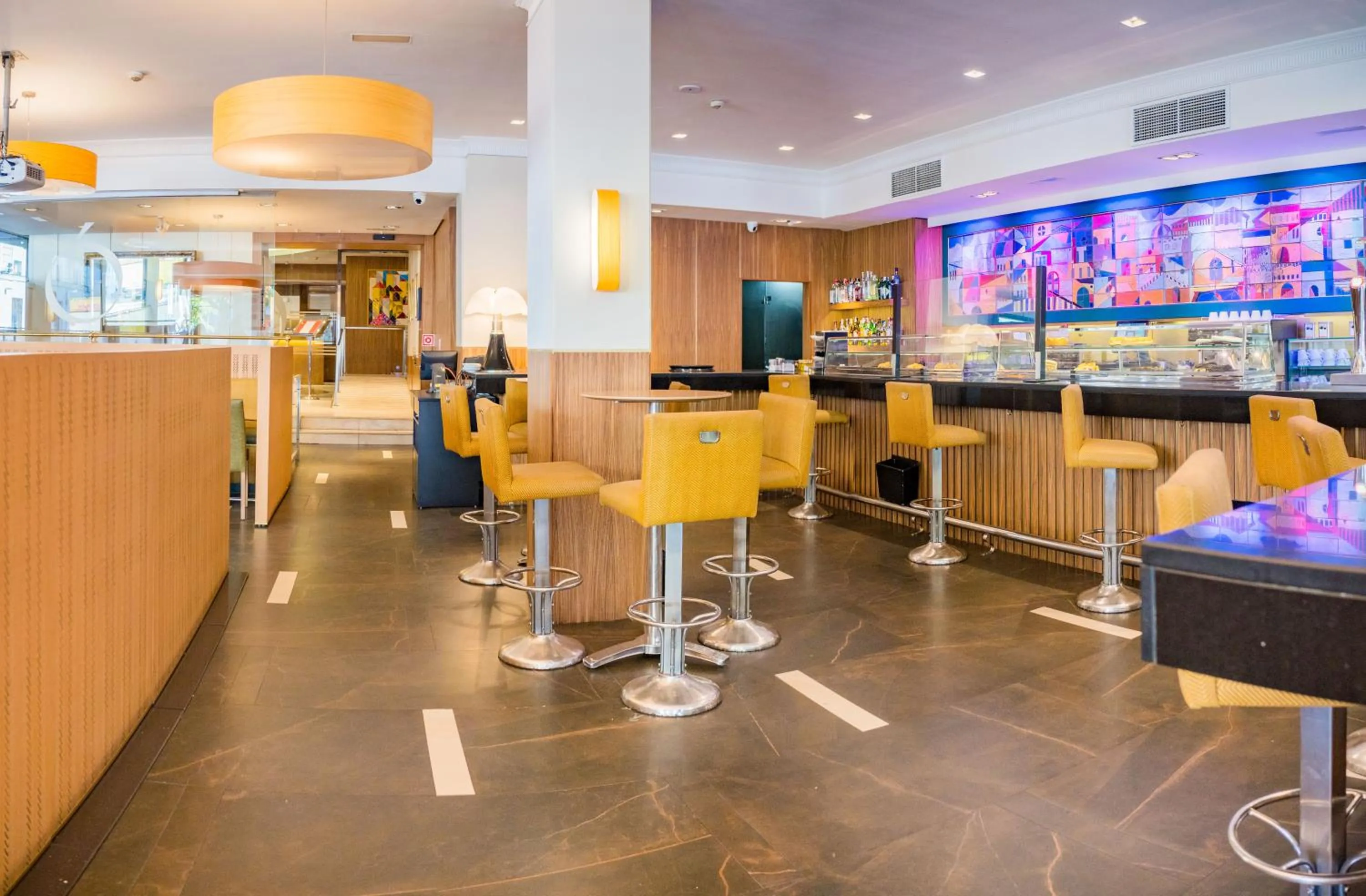 Restaurant/places to eat in Hotel Opera