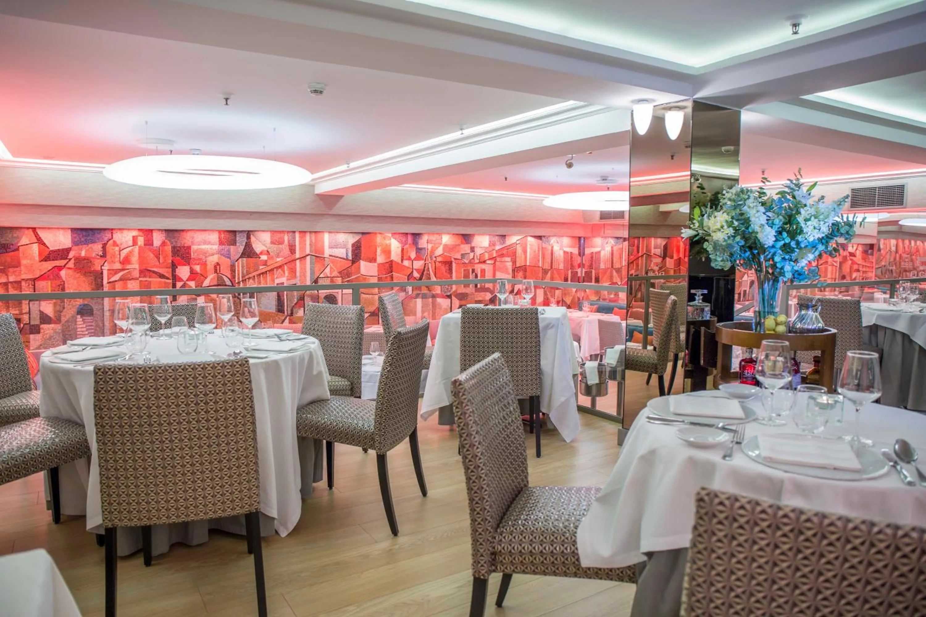 Restaurant/places to eat in Hotel Opera