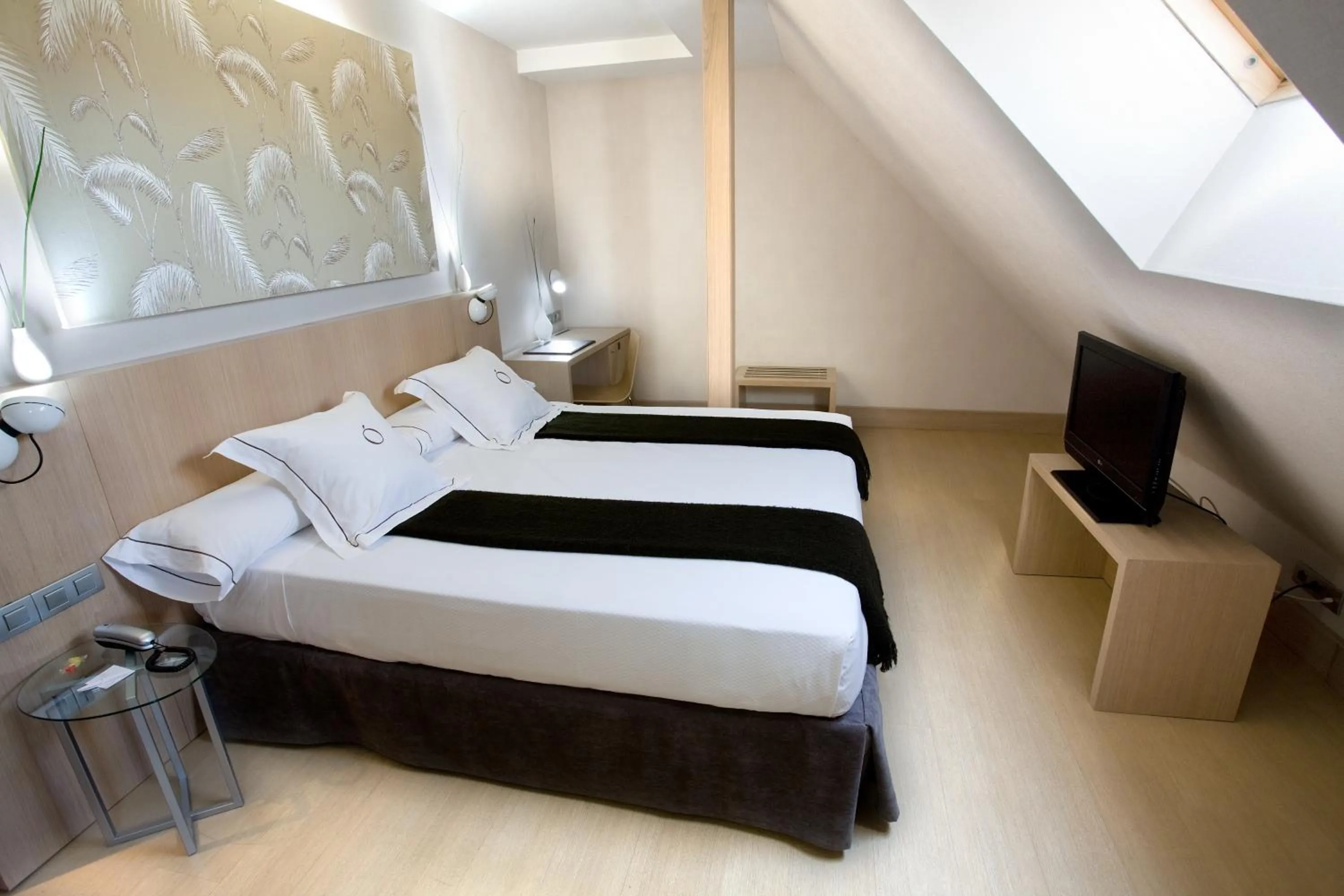 Photo of the whole room, Bed in Hotel Opera