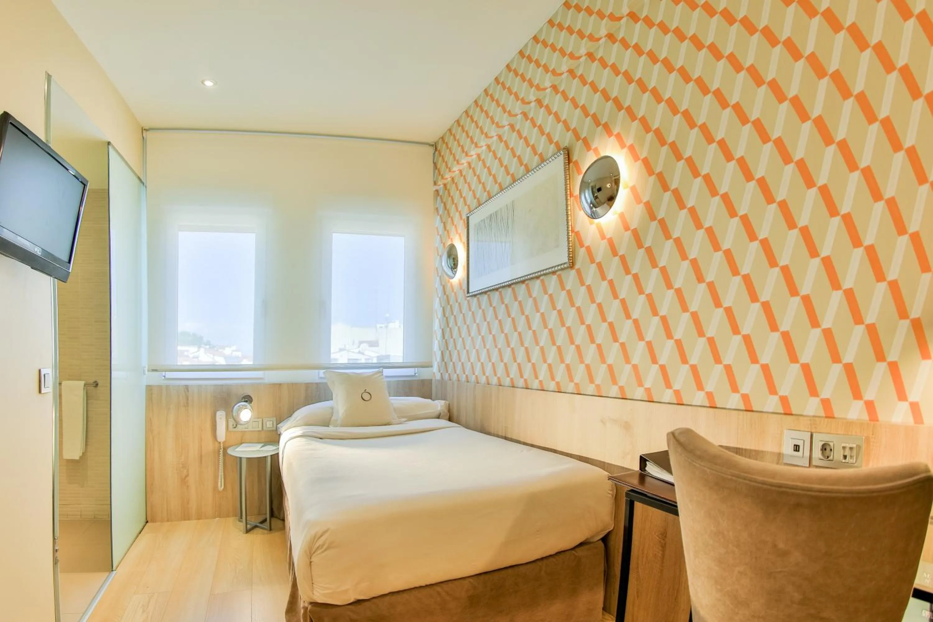 Photo of the whole room, Bed in Hotel Opera