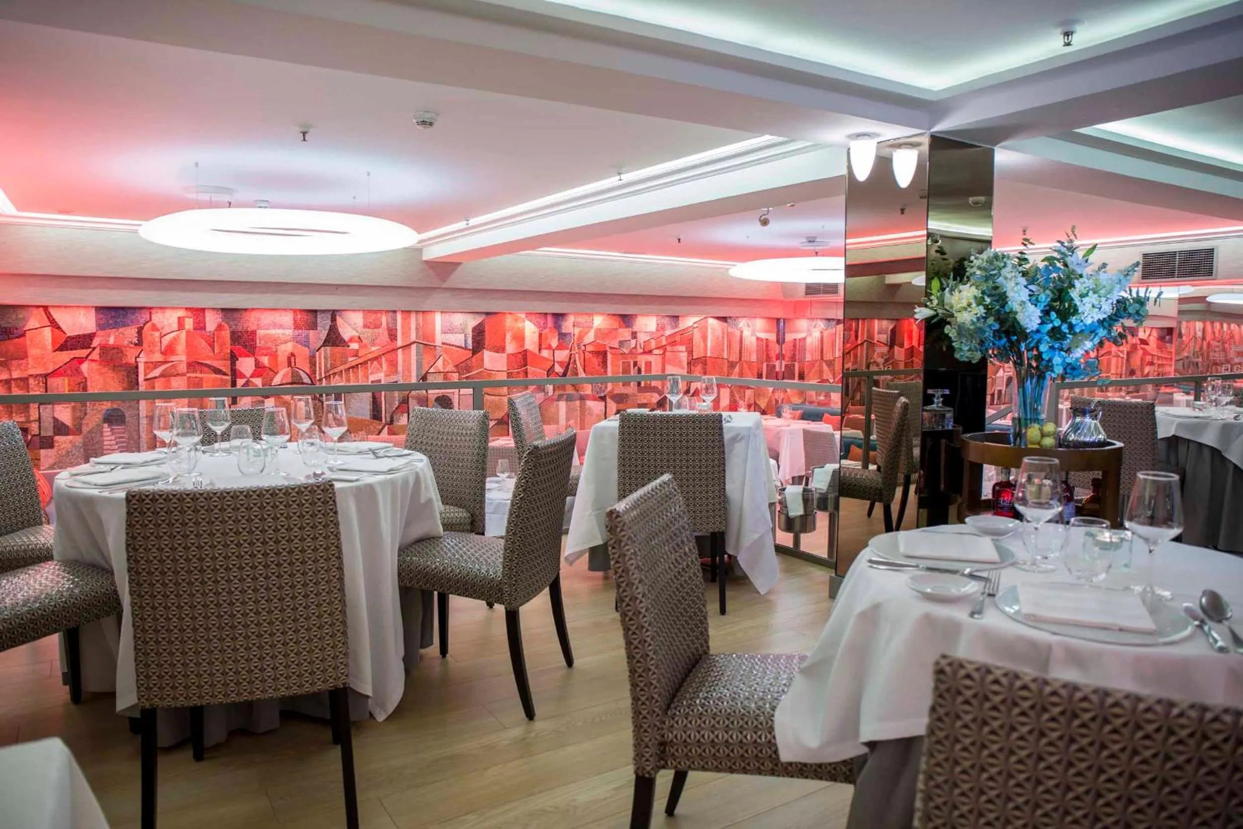 Restaurant/places to eat in Hotel Opera