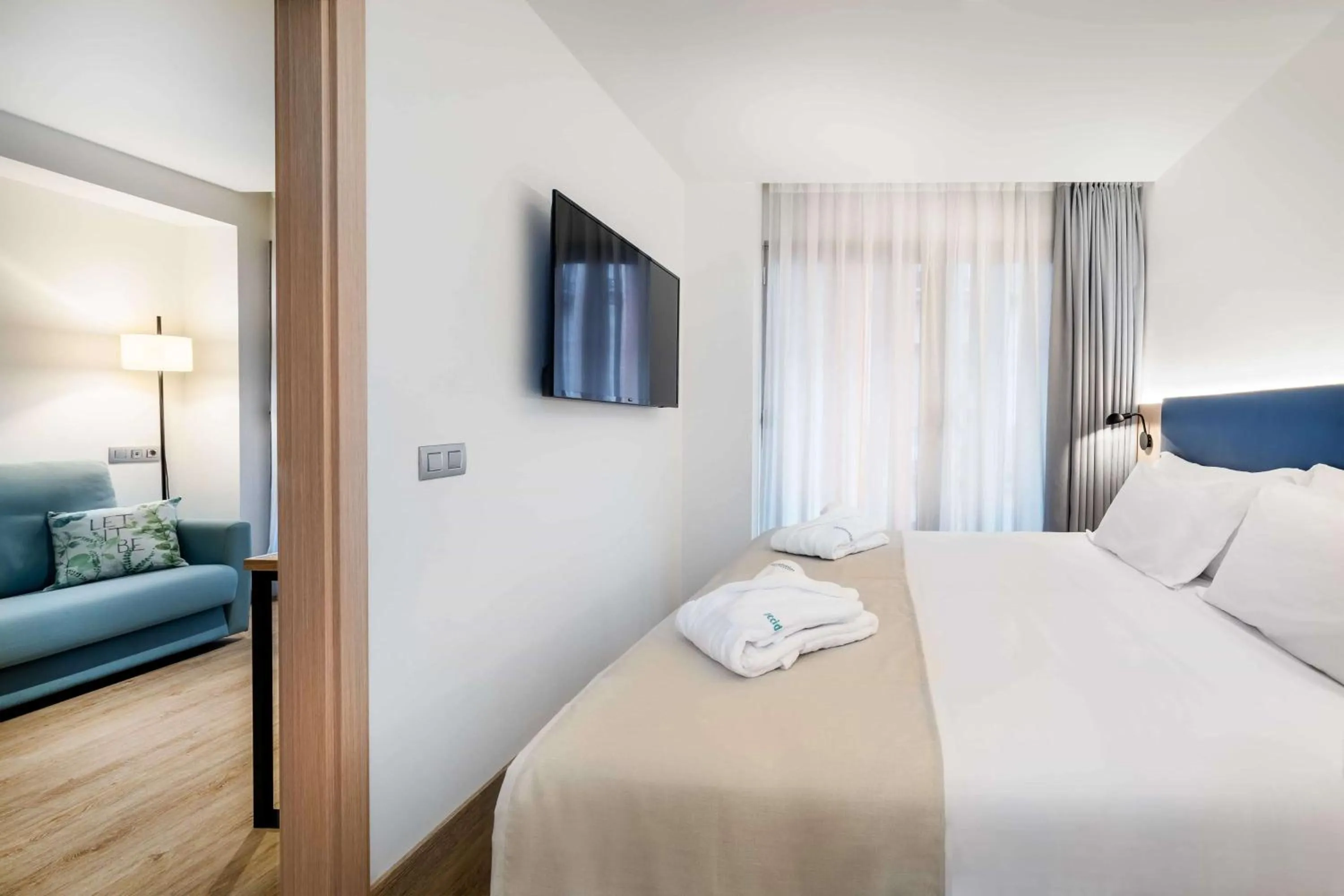 Photo of the whole room, Bed in Occidental Alicante