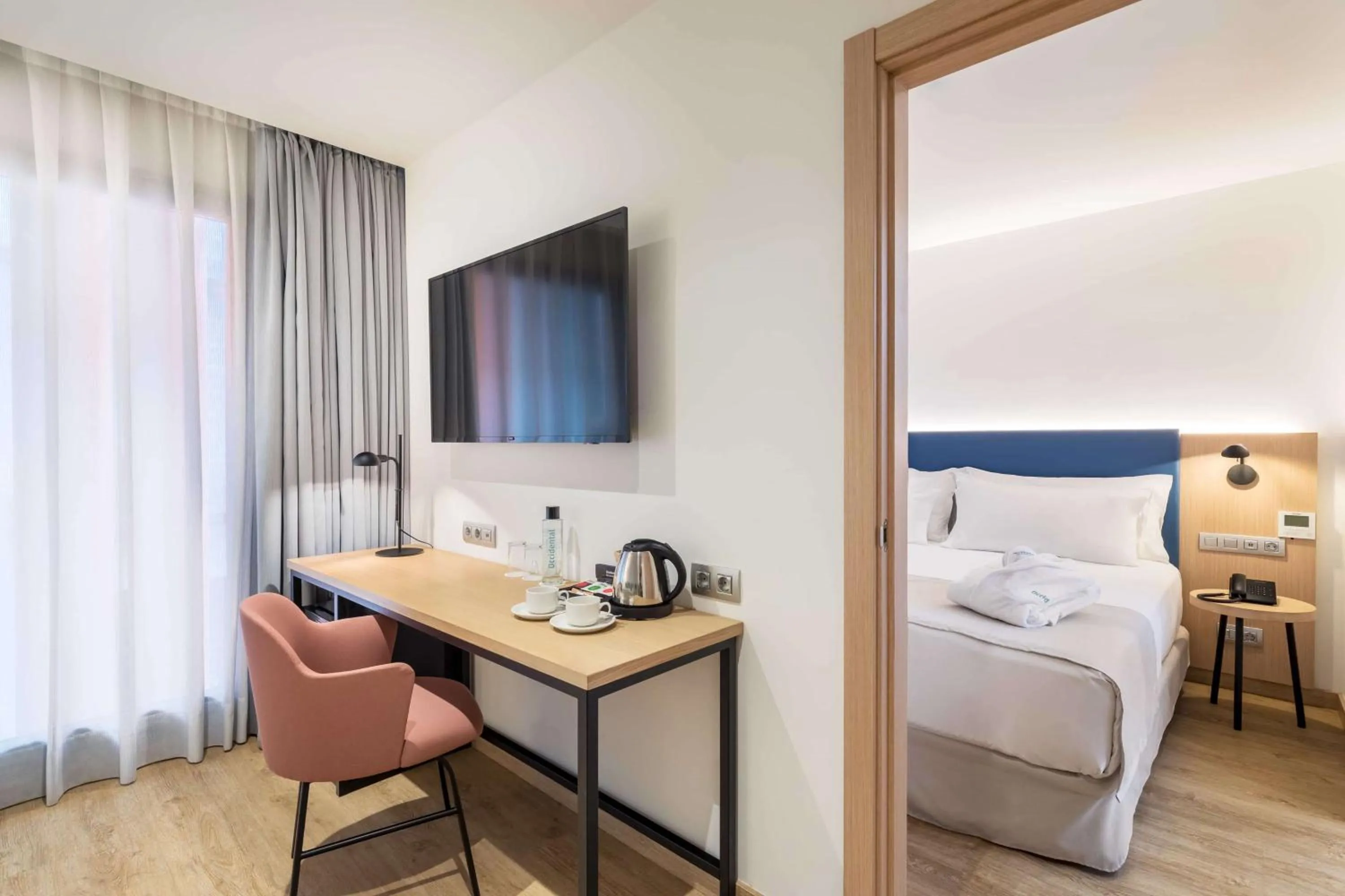 Photo of the whole room, Bed in Occidental Alicante