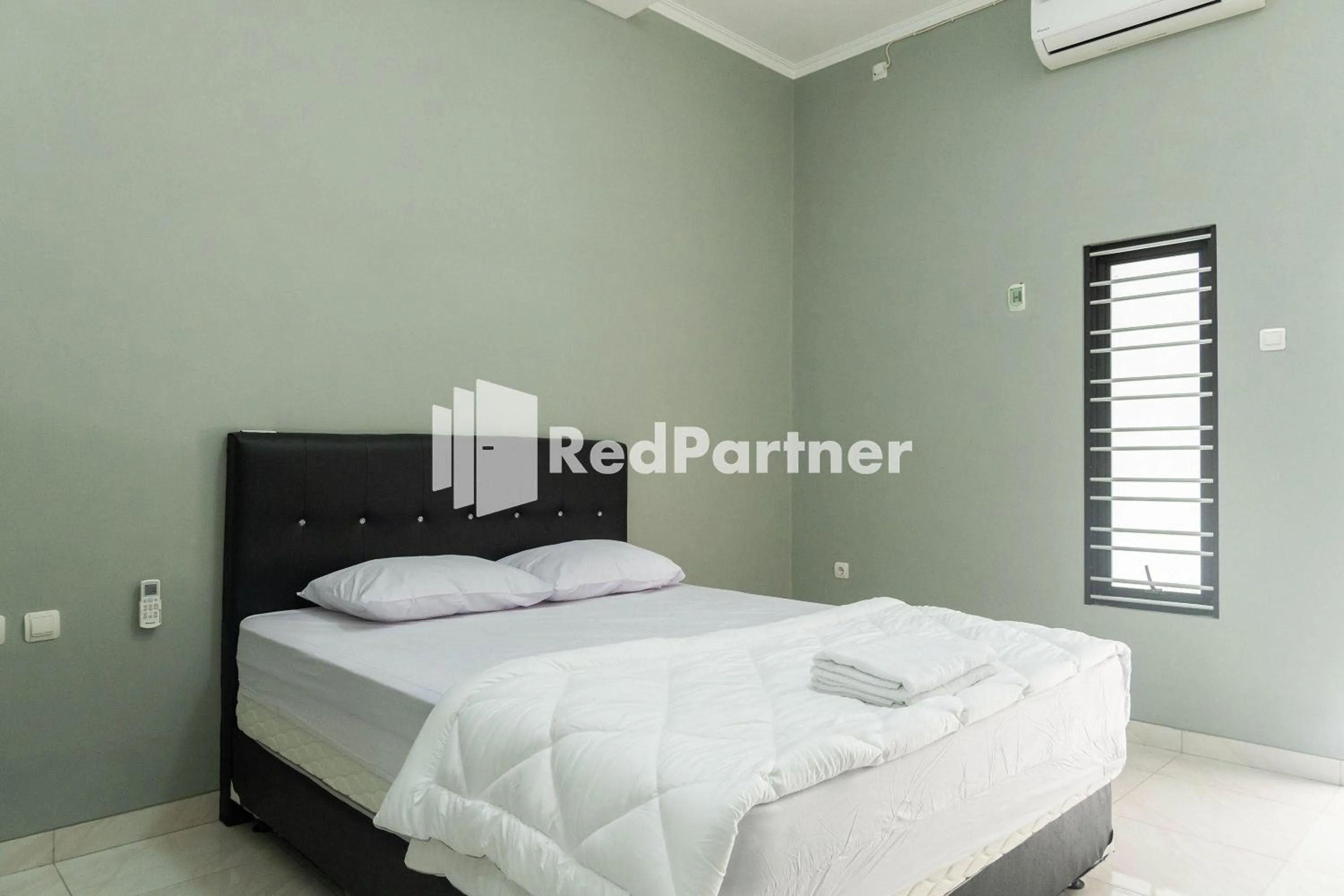 Bedroom, Bed in Athena House Syariah Near The Park Mall Solo Baru Mitra RedDoorz