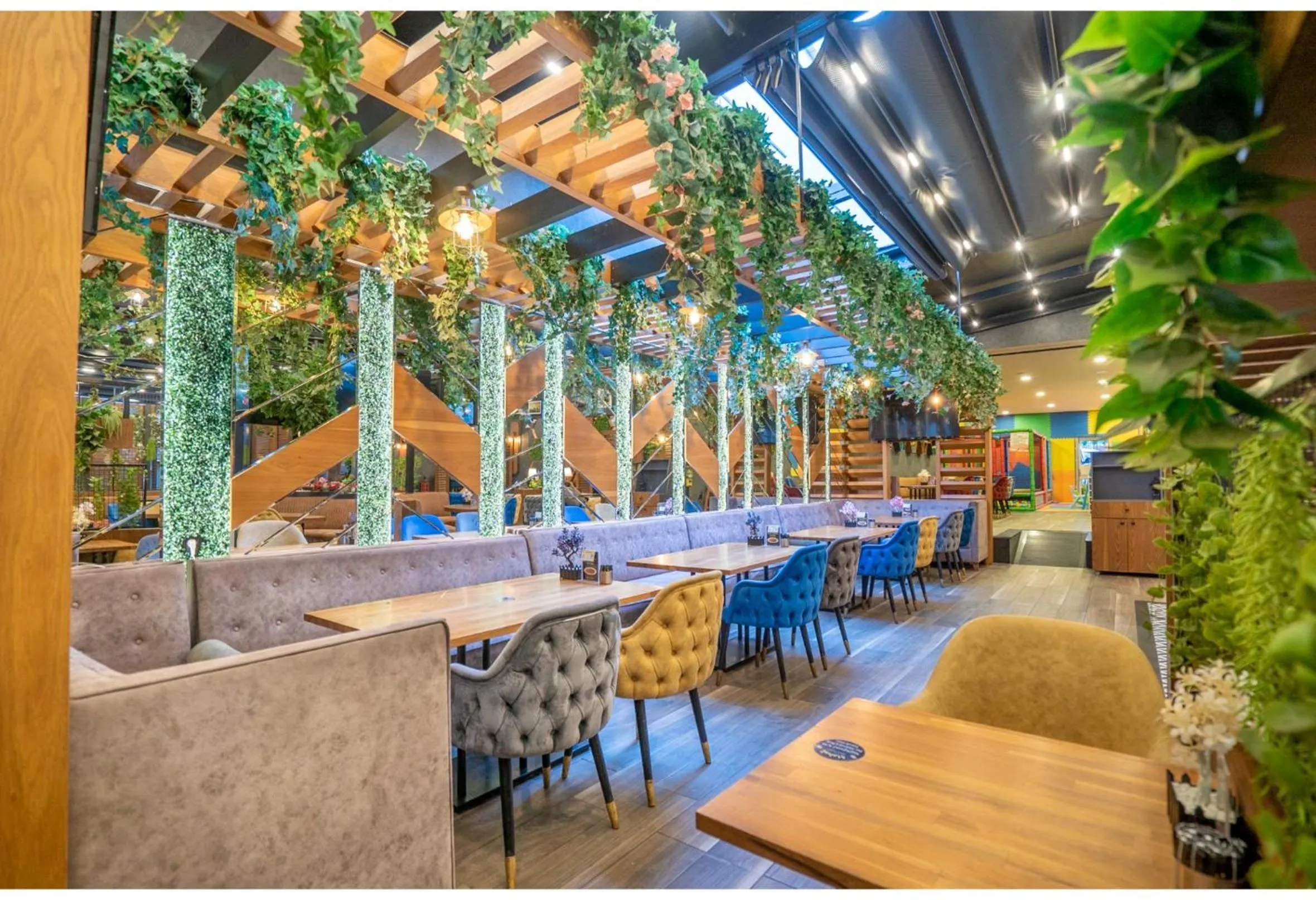 Restaurant/places to eat in Ma City Hotel