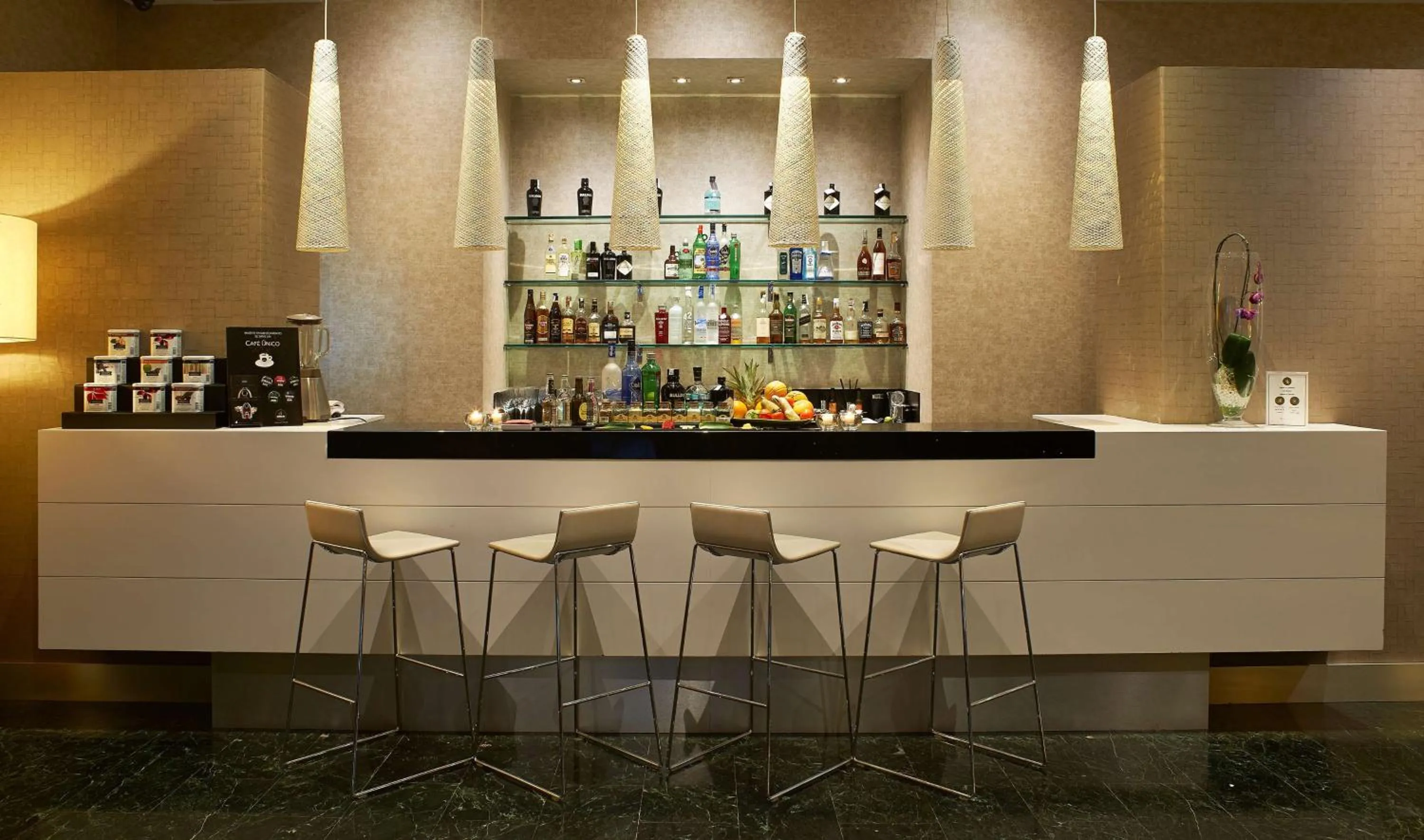 Lounge or bar in NH Collection Villa de Bilbao